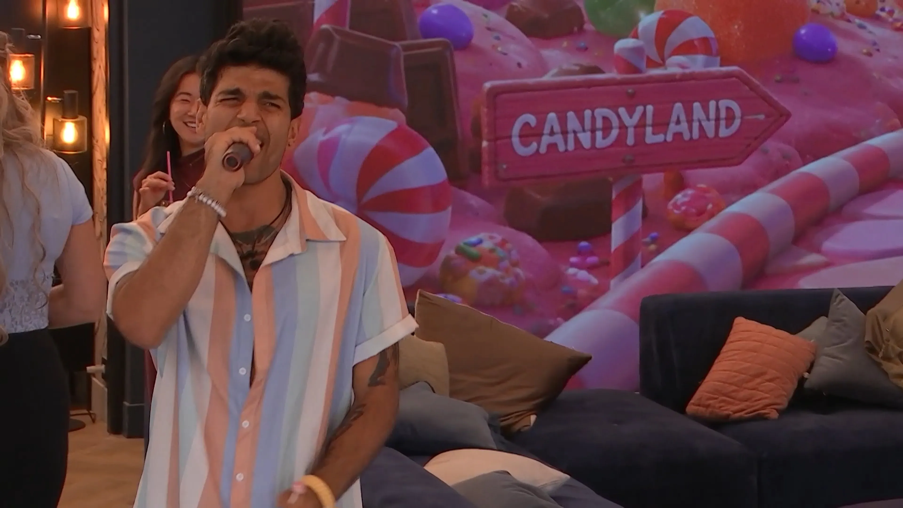 Sayf geeft alles tijdens de karaoke: 'Lekker vals'