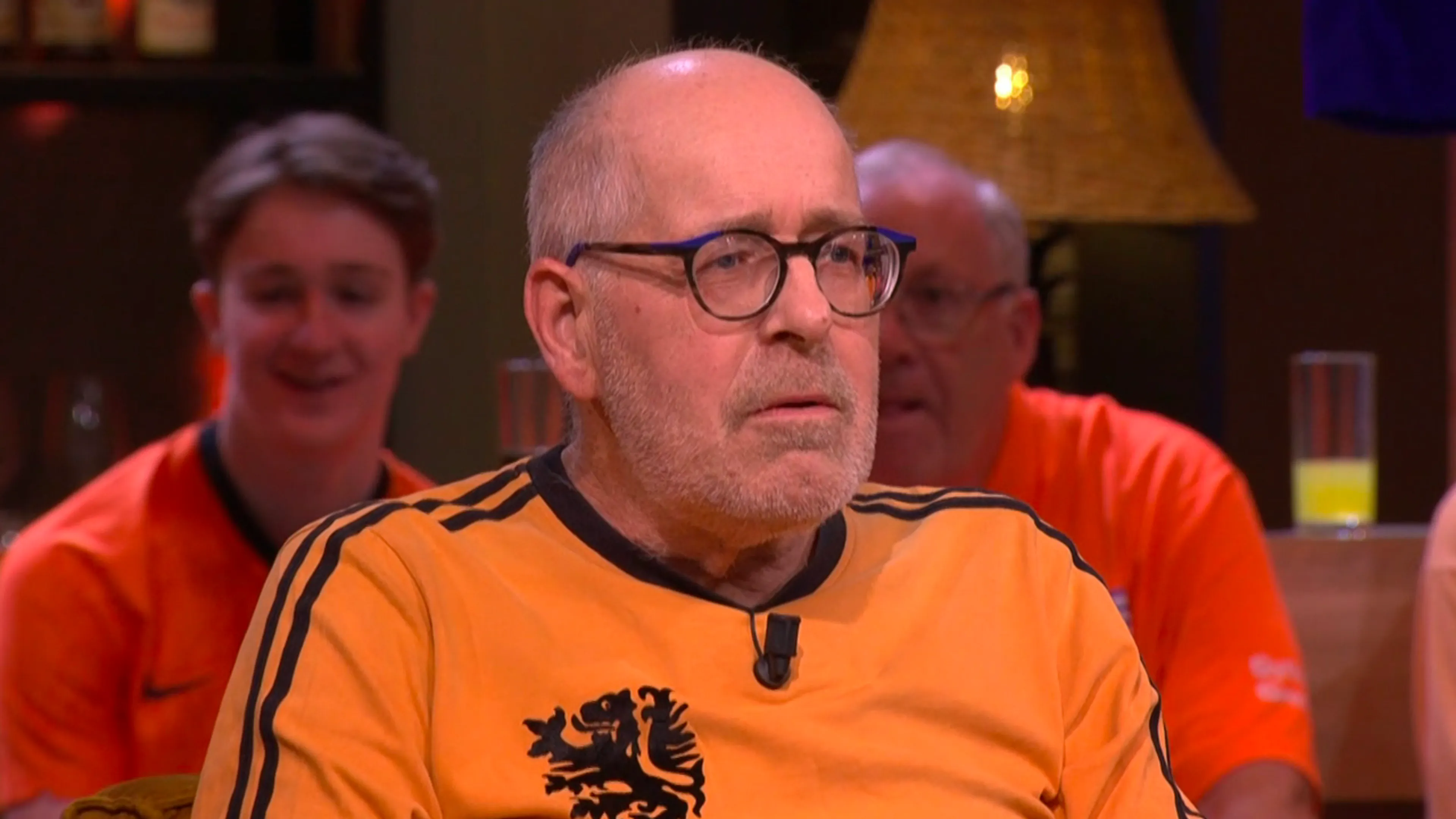 Vandaag Inside Oranje Quiz-studio valt stil door vunzige grap van tonprater: ‘We moeten door’
