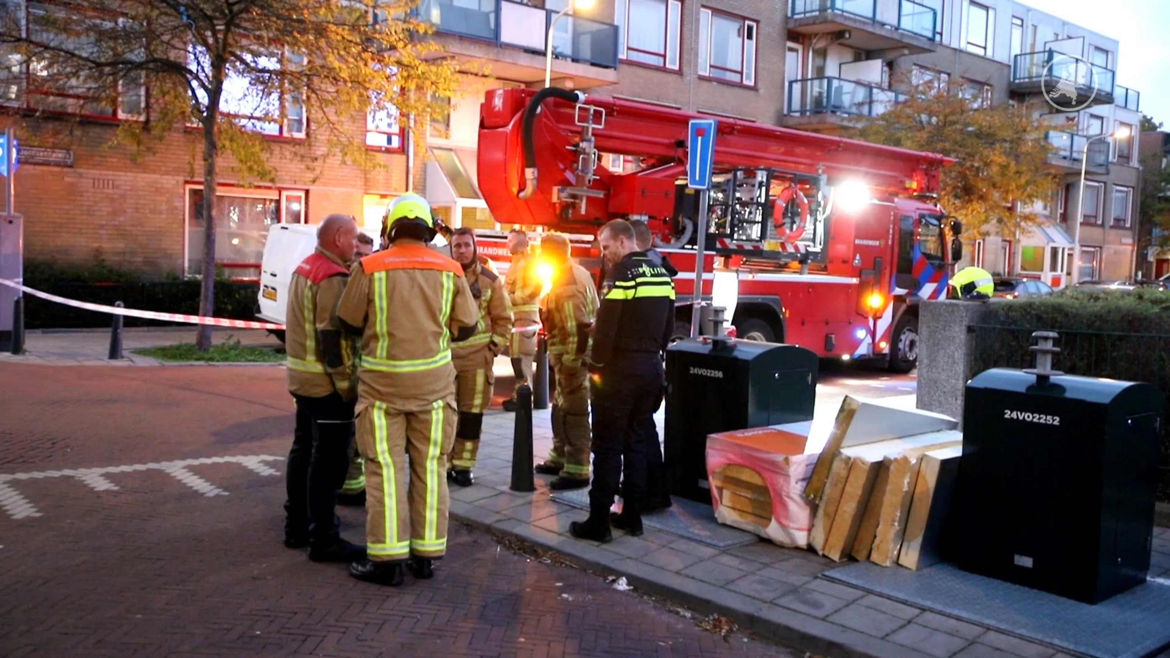 Bouwplaten waaien van flat in Den Haag, meerdere auto's beschadigd