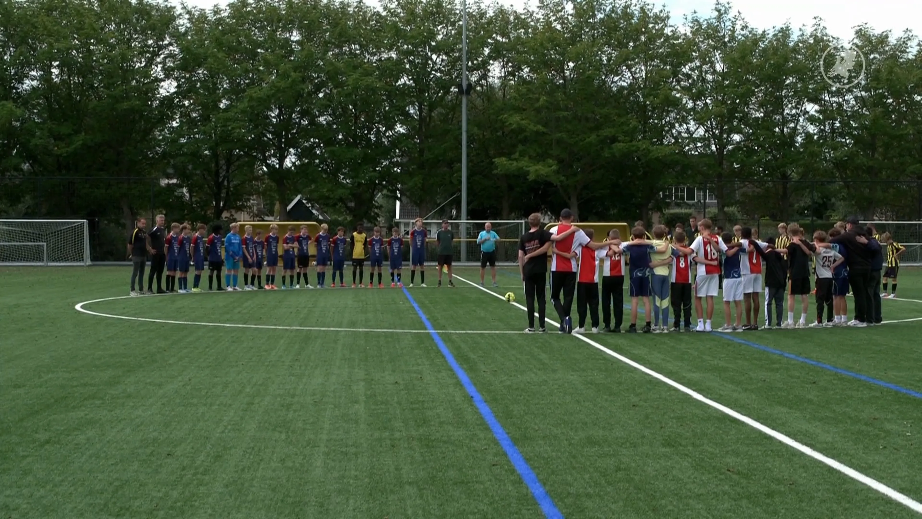 Voetbalclub De Blokkers samen in stilte voor overleden 13-jarige Finn
