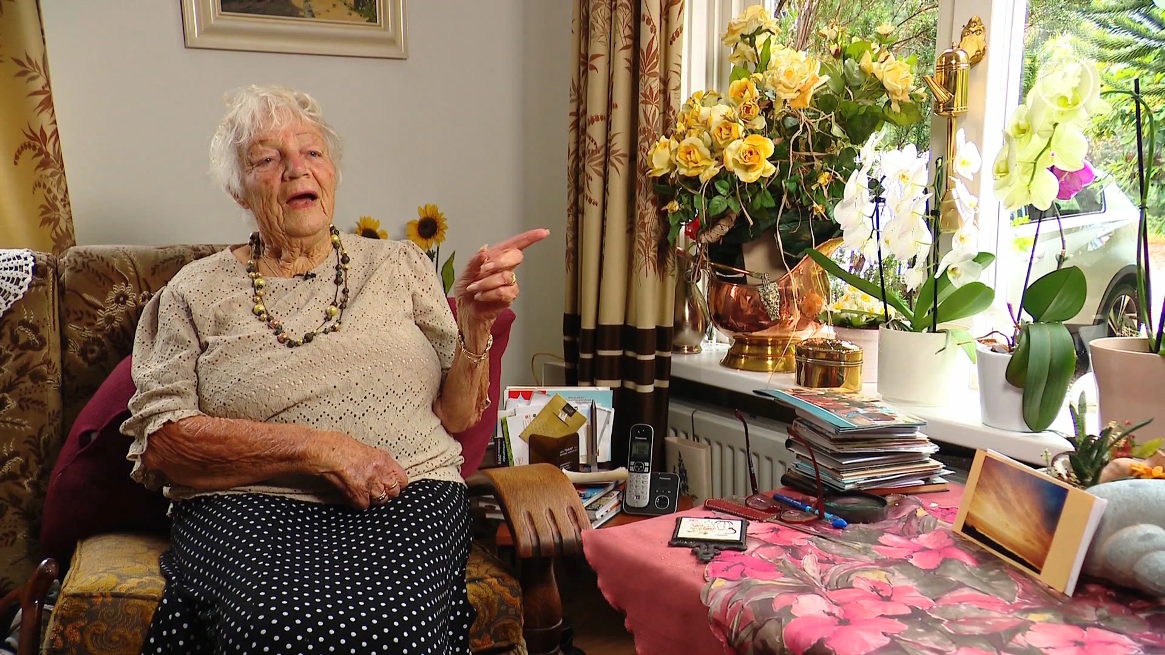 Truida (92) kreeg een knuffel van onbekende vrouw, even later is haar ketting weg