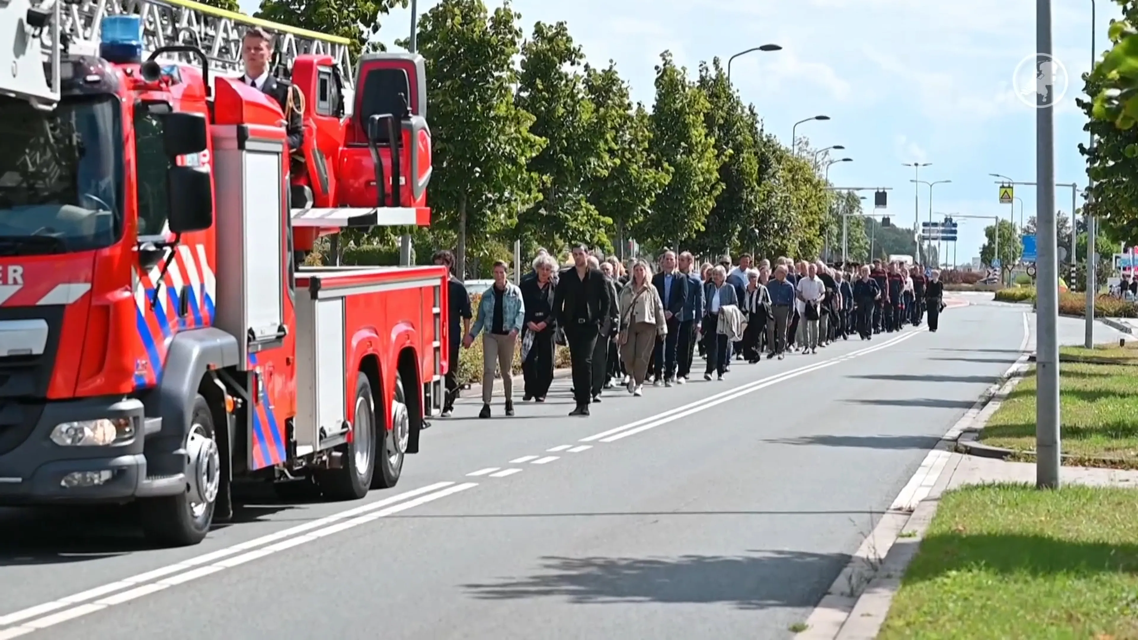 Brandweerlieden eren collega na fatale inzet bij duinbrand Ouddorp