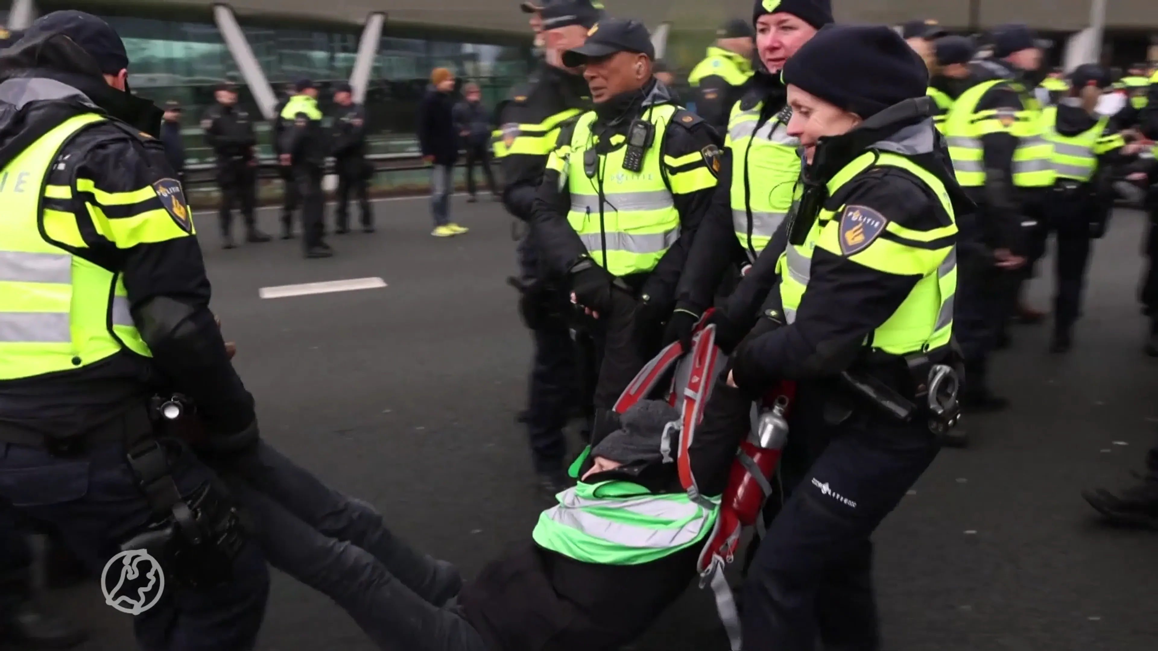 'Blokkade was levensgevaarlijk': laatste klimaatactivisten van A10 gehaald