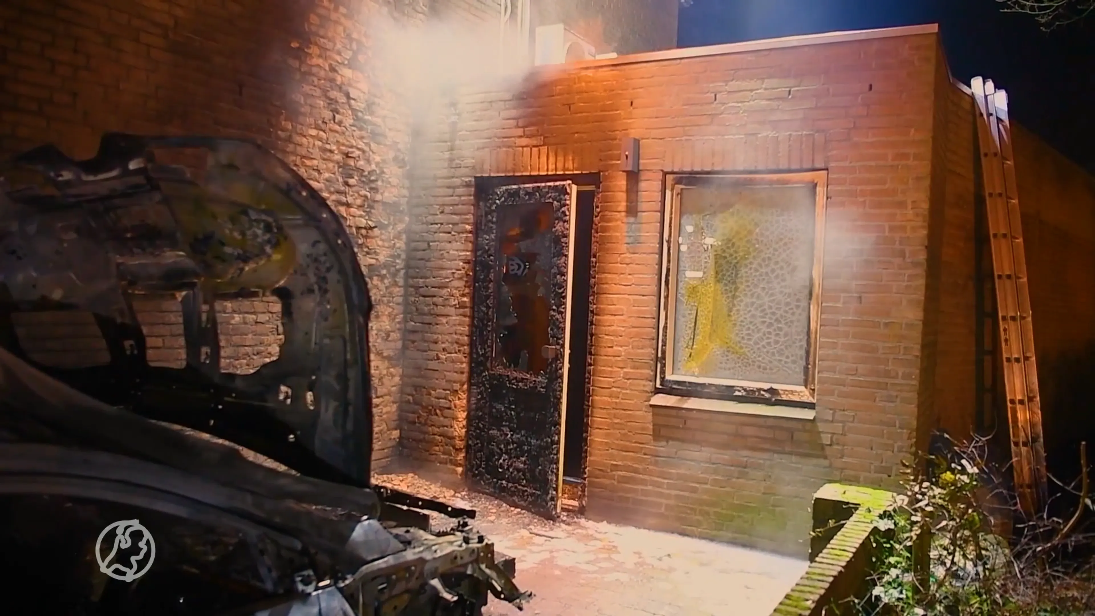 Autobrand in Waalre slaat over op woonhuis