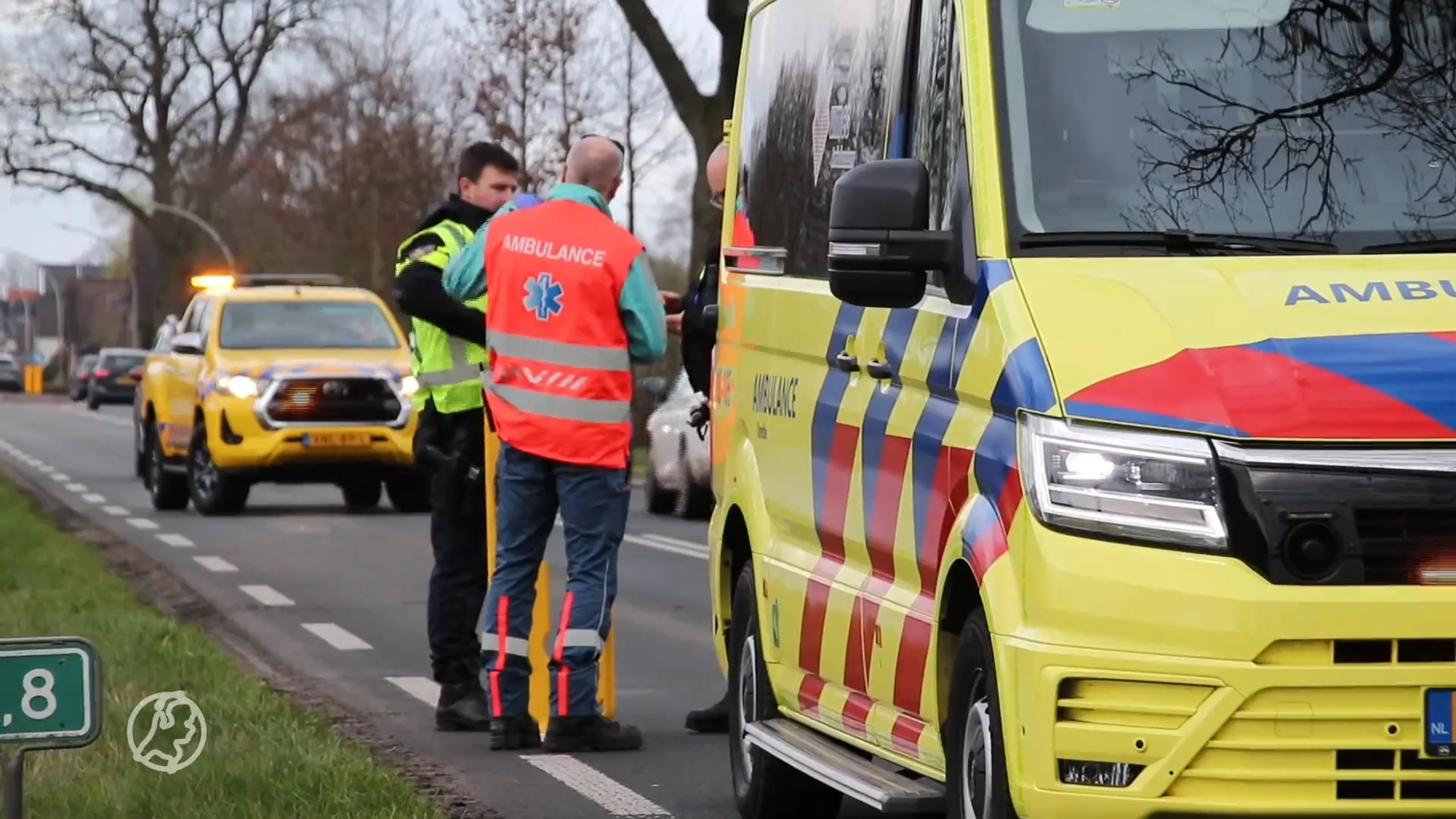 Auto te water in kanaal bij Drents dorp: alleen kofferbak steekt boven water uit