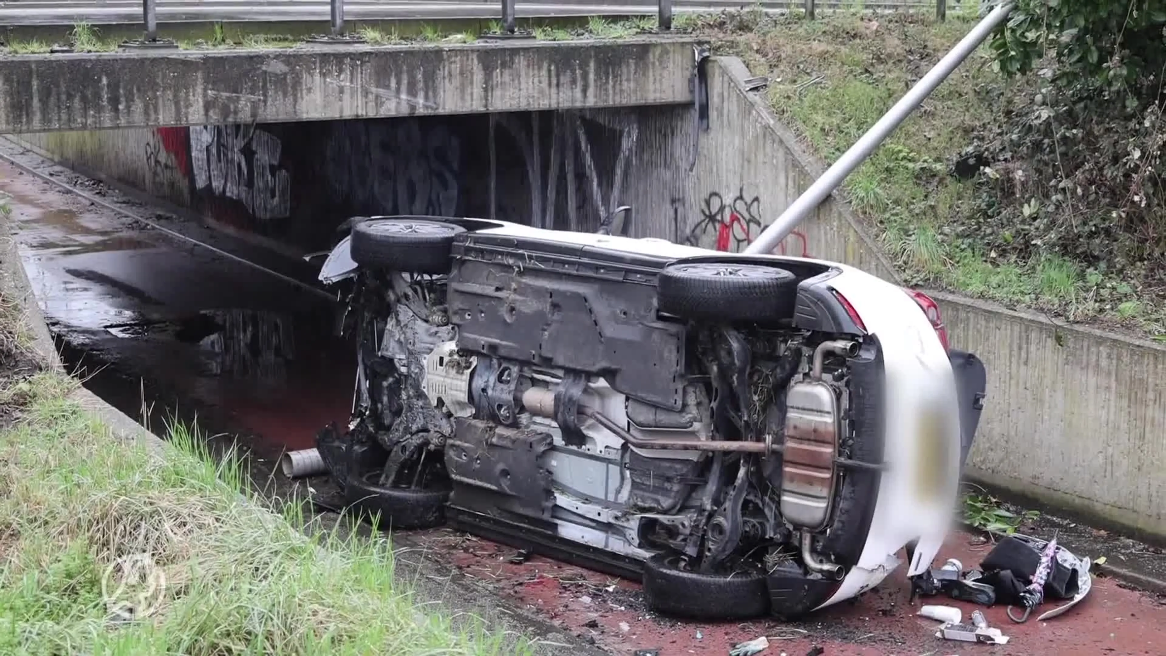 Auto dondert naar beneden van viaduct en komt op fietspad terecht