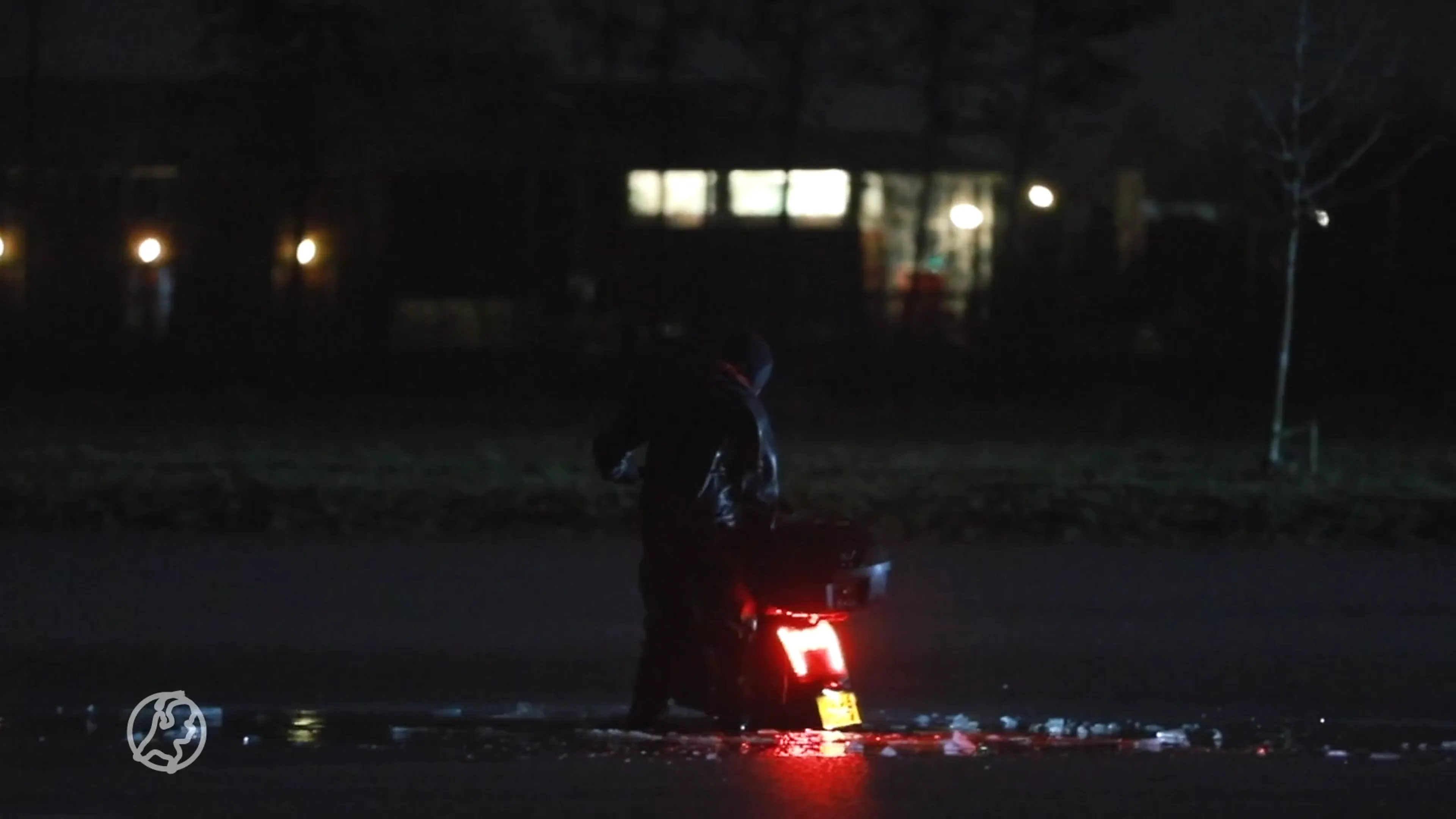 Vandalen zakken met deelscooter door ijs en vernielen ijsbaan