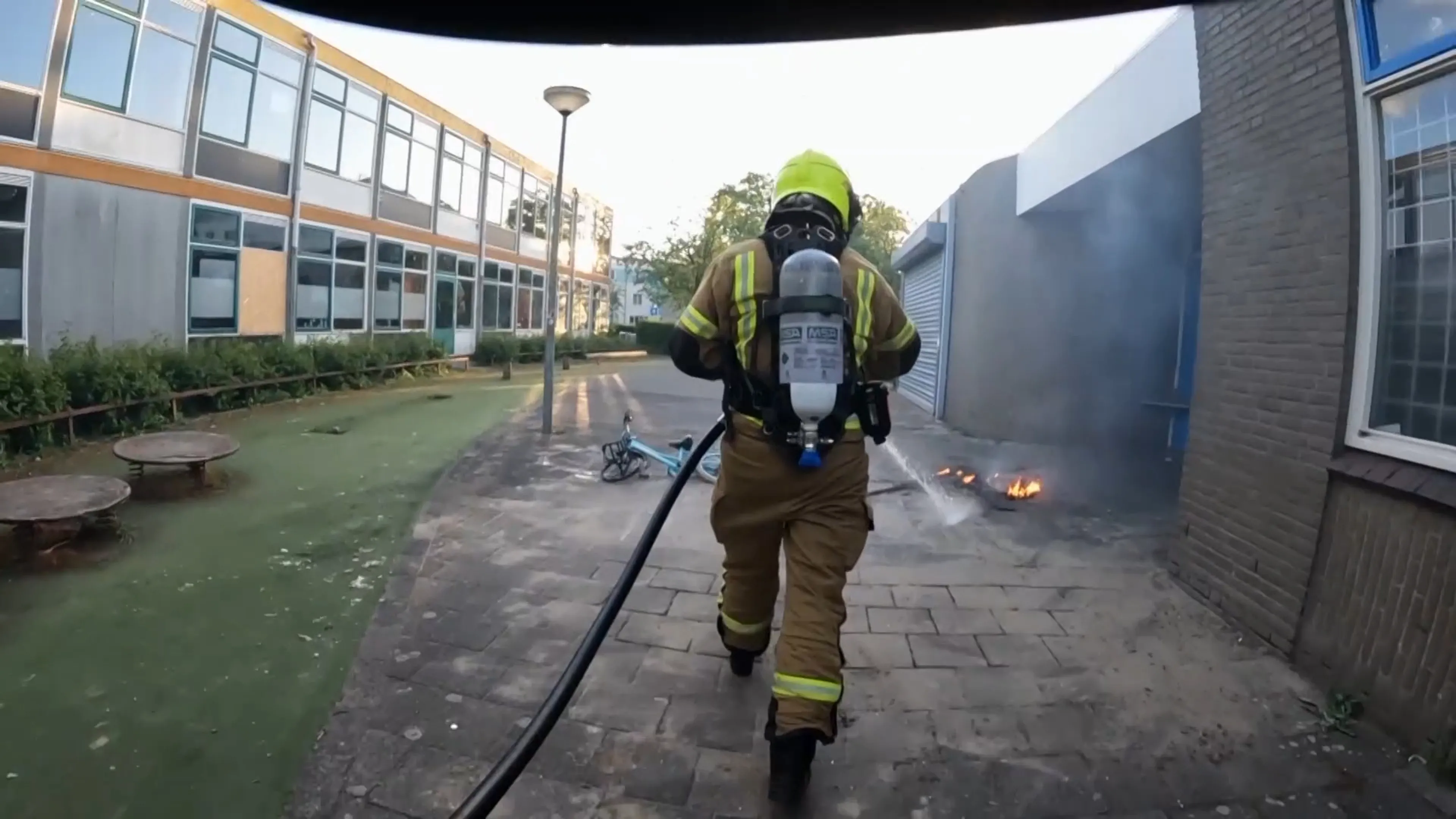 Brandende fiets zorgt voor gevaarlijke situatie bij school