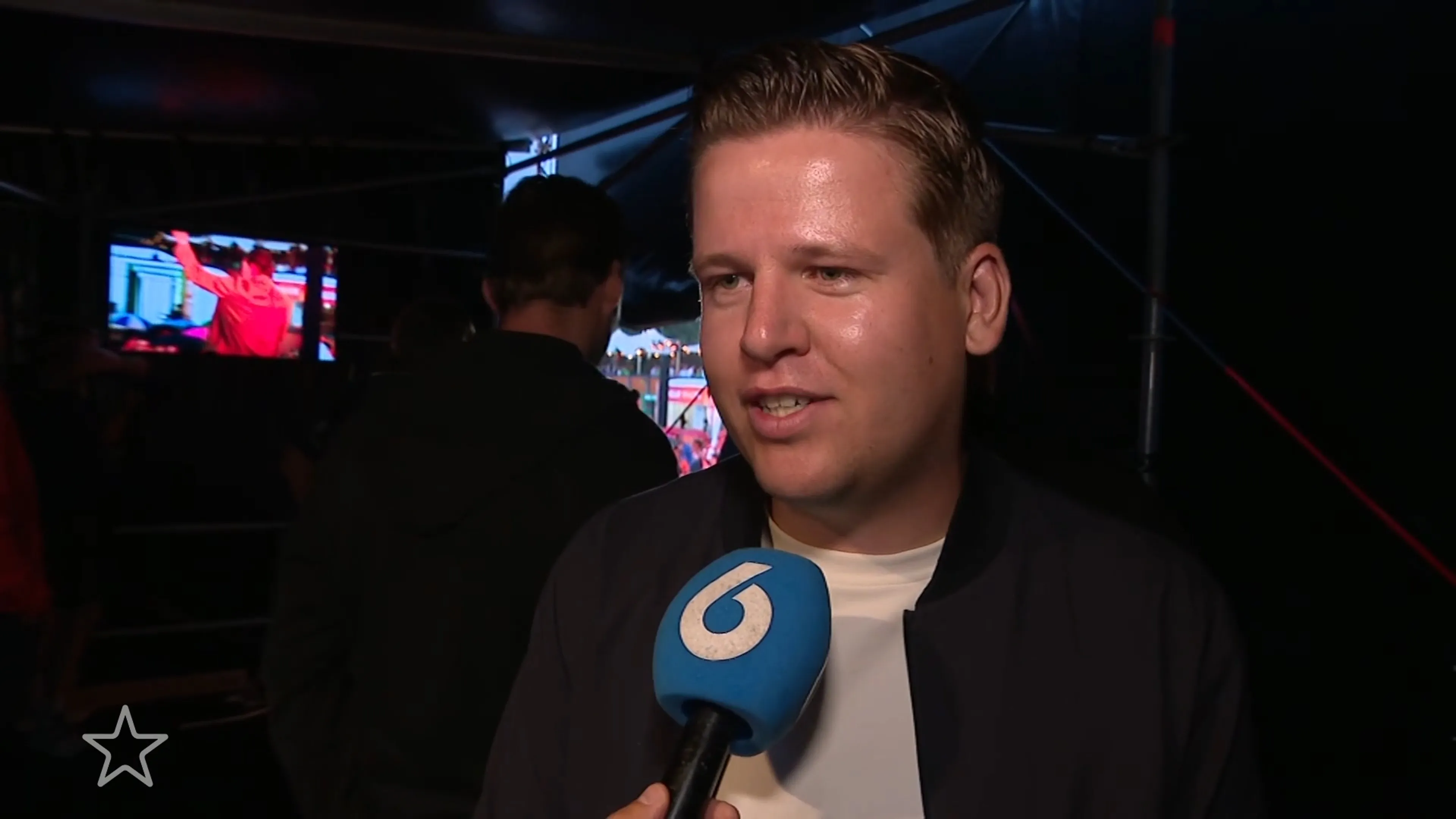 Sven Versteeg leeft mee met afwezige André Hazes door stemproblemen