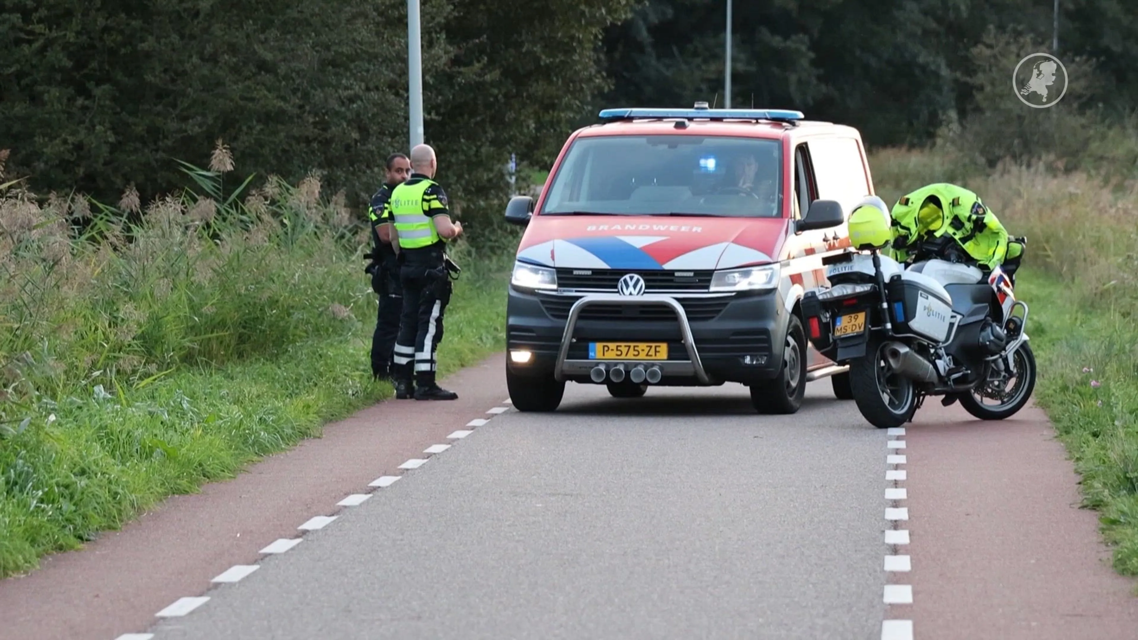Canta belandt in water Amsterdam, omstanders redden bestuurder