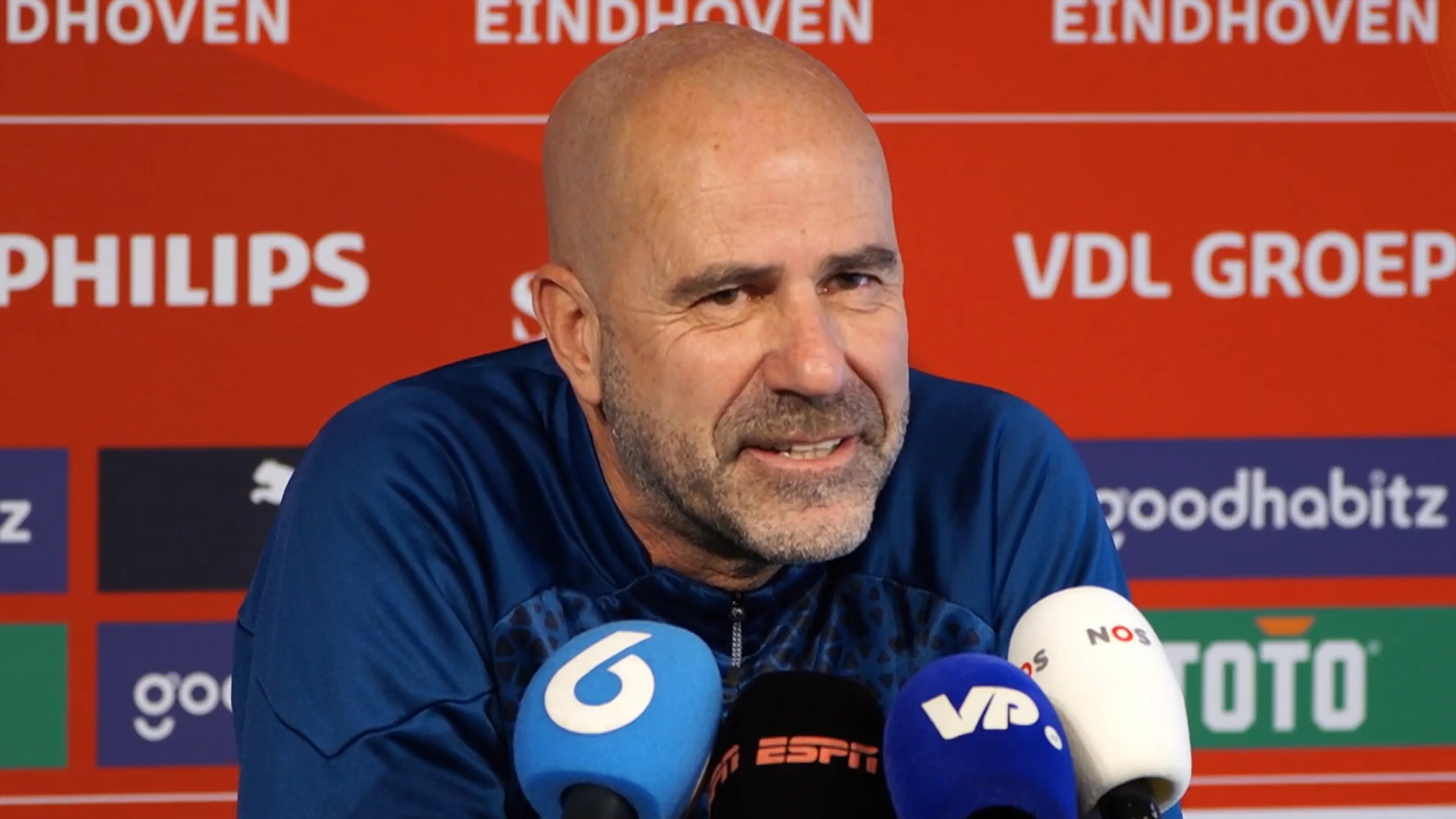 Peter Bosz over de blauwe kaart: ‘Ik ken alleen een blauwtje lopen'