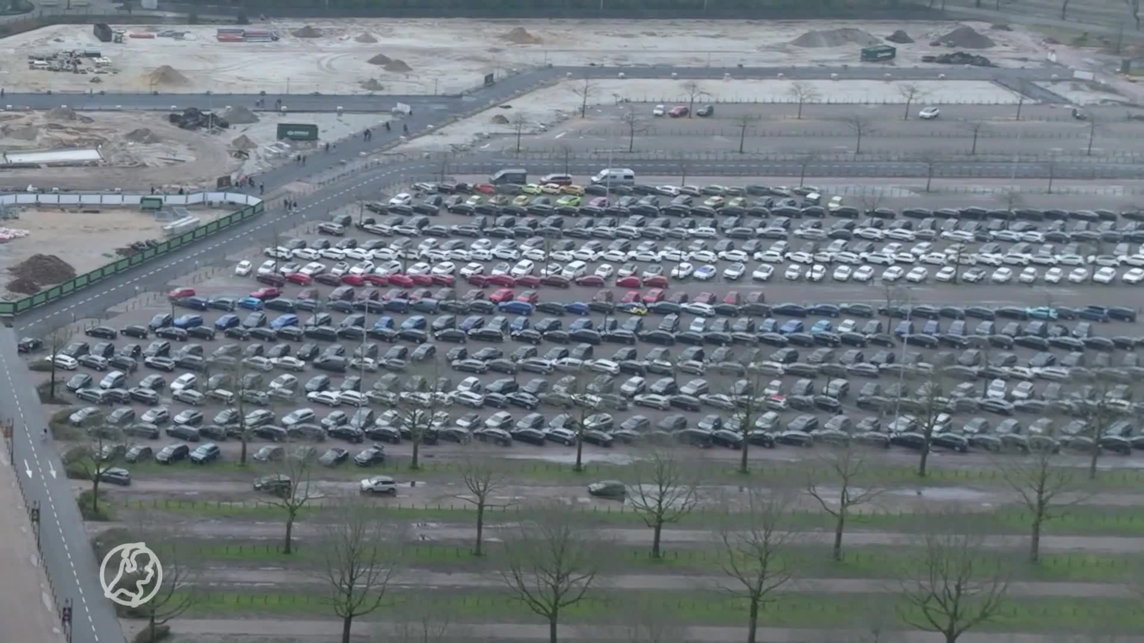 ZIEN: Creatieve parkeerwachters sorteren auto's op kleur bij Efteling