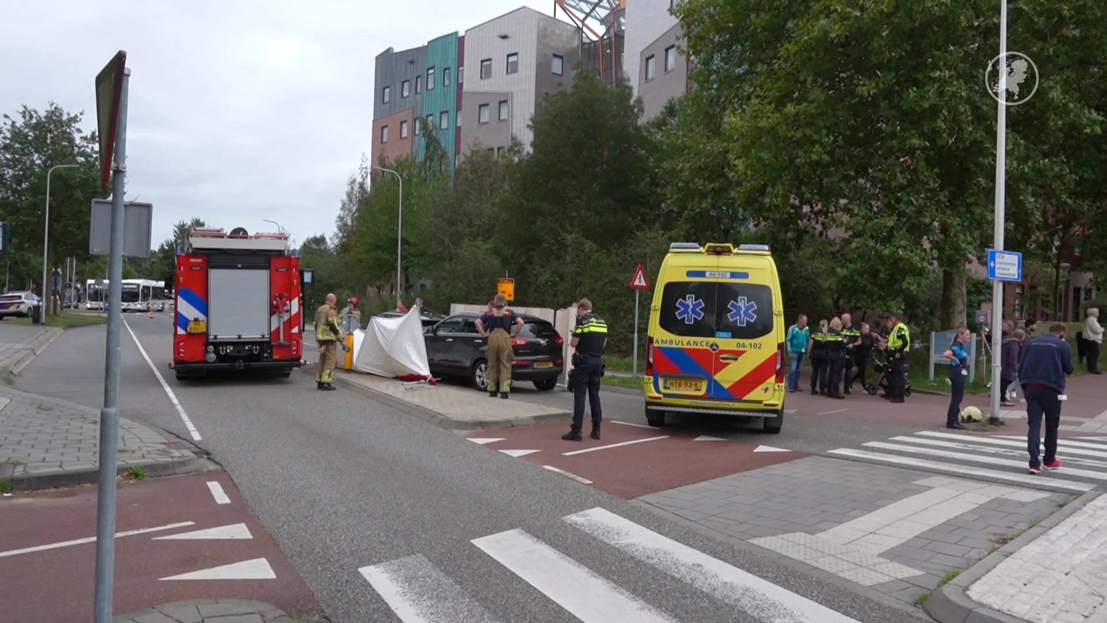 Dode bij verkeersongeluk pal voor Isala ziekenhuis Zwolle