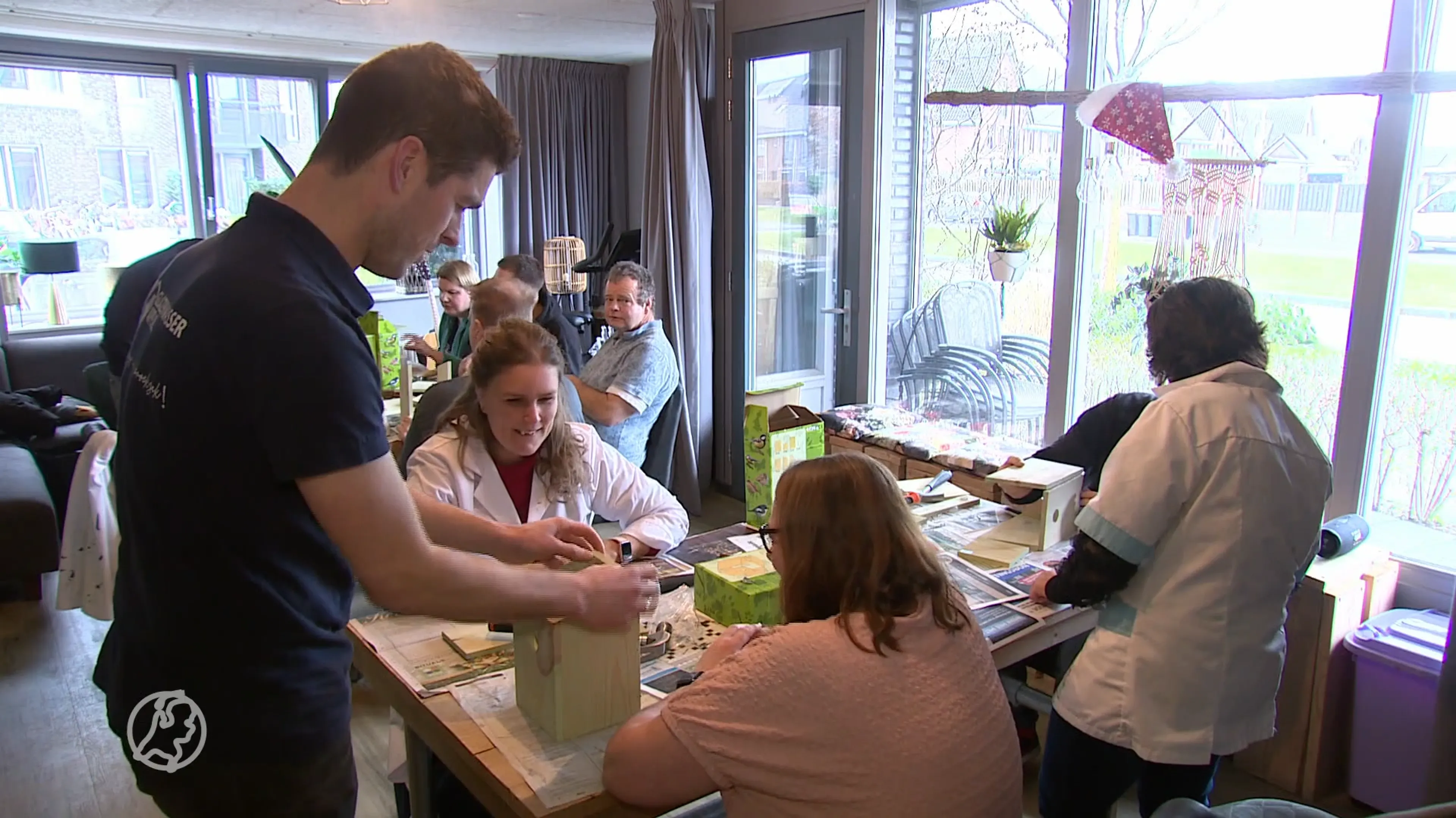 Wat een kerstactie: glazenwassers helpen medewerkers in zorginstelling