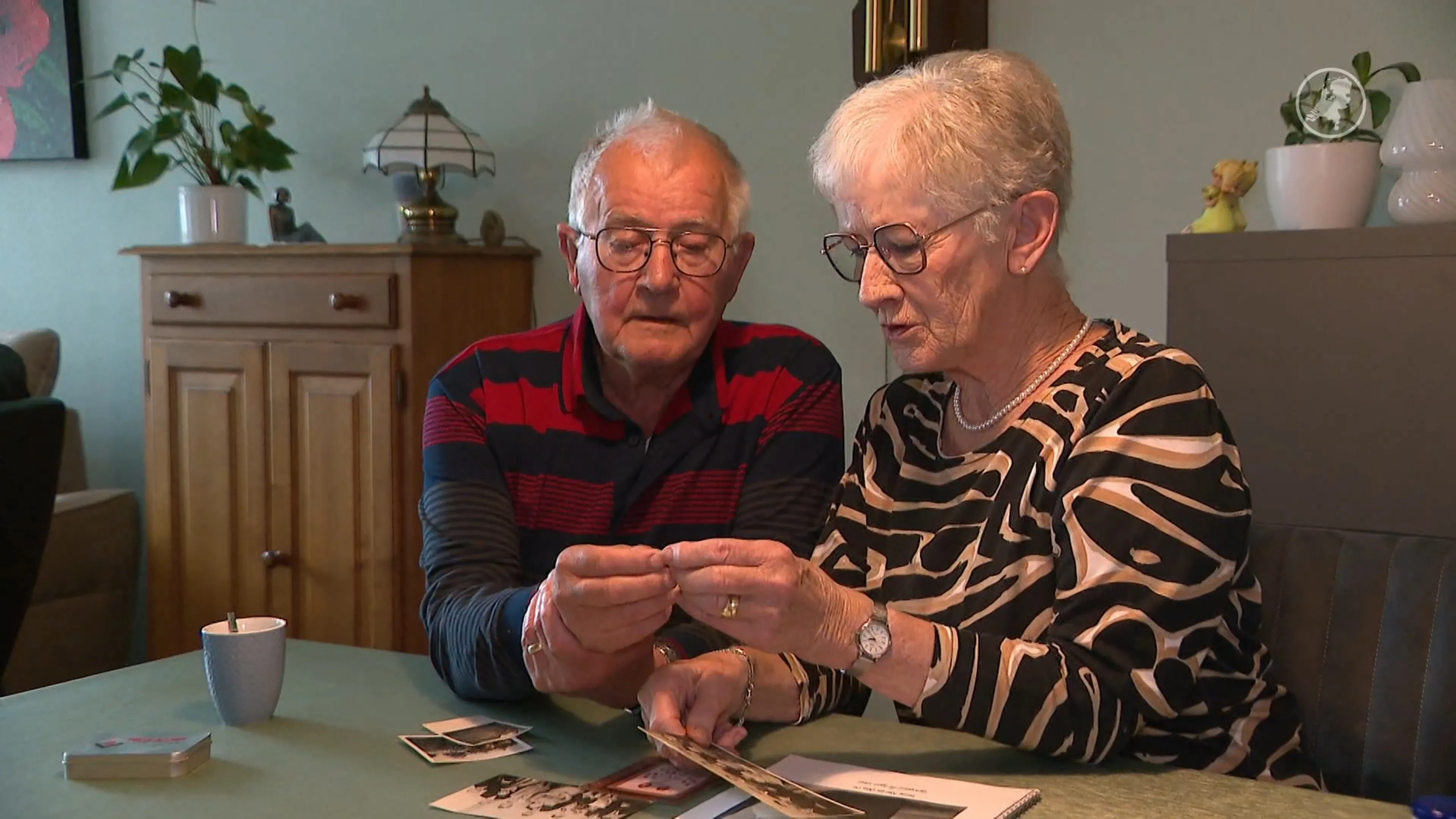 Bert krijgt op bijzondere wijze de ring van zijn vader terug, die al 82 jaar kwijt was