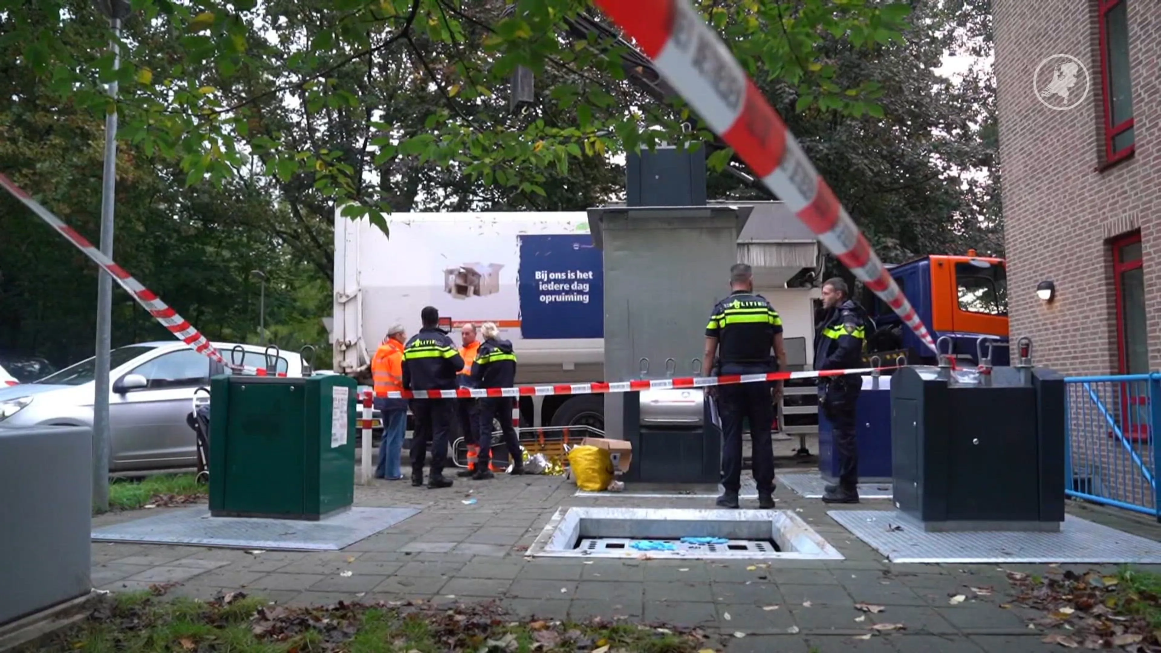 Oudere man valt in gat van afvalcontainer en moet door brandweer worden gered