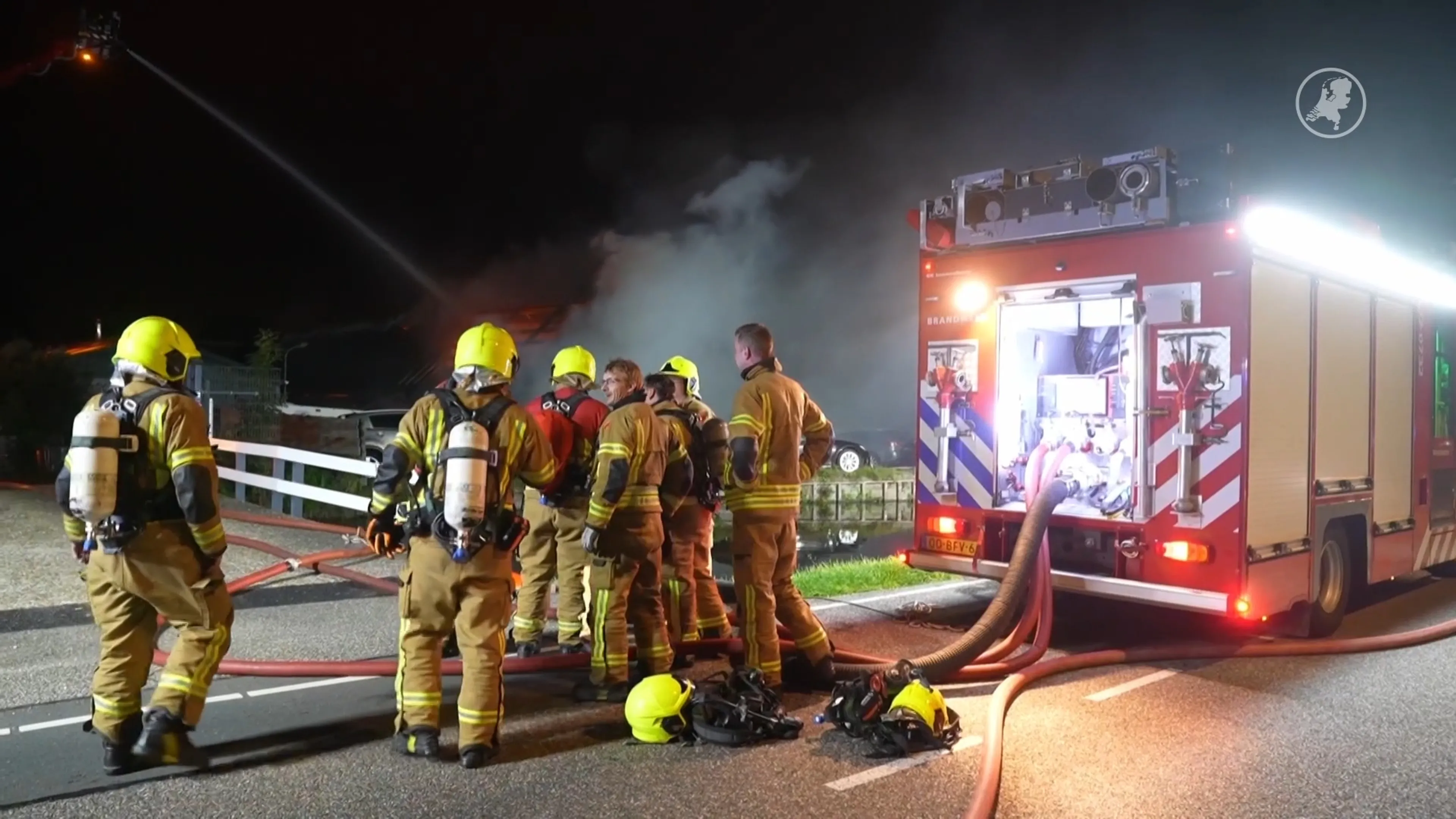 Grote nachtelijke brand bij autobedrijf, rook tot in Zoetermeer