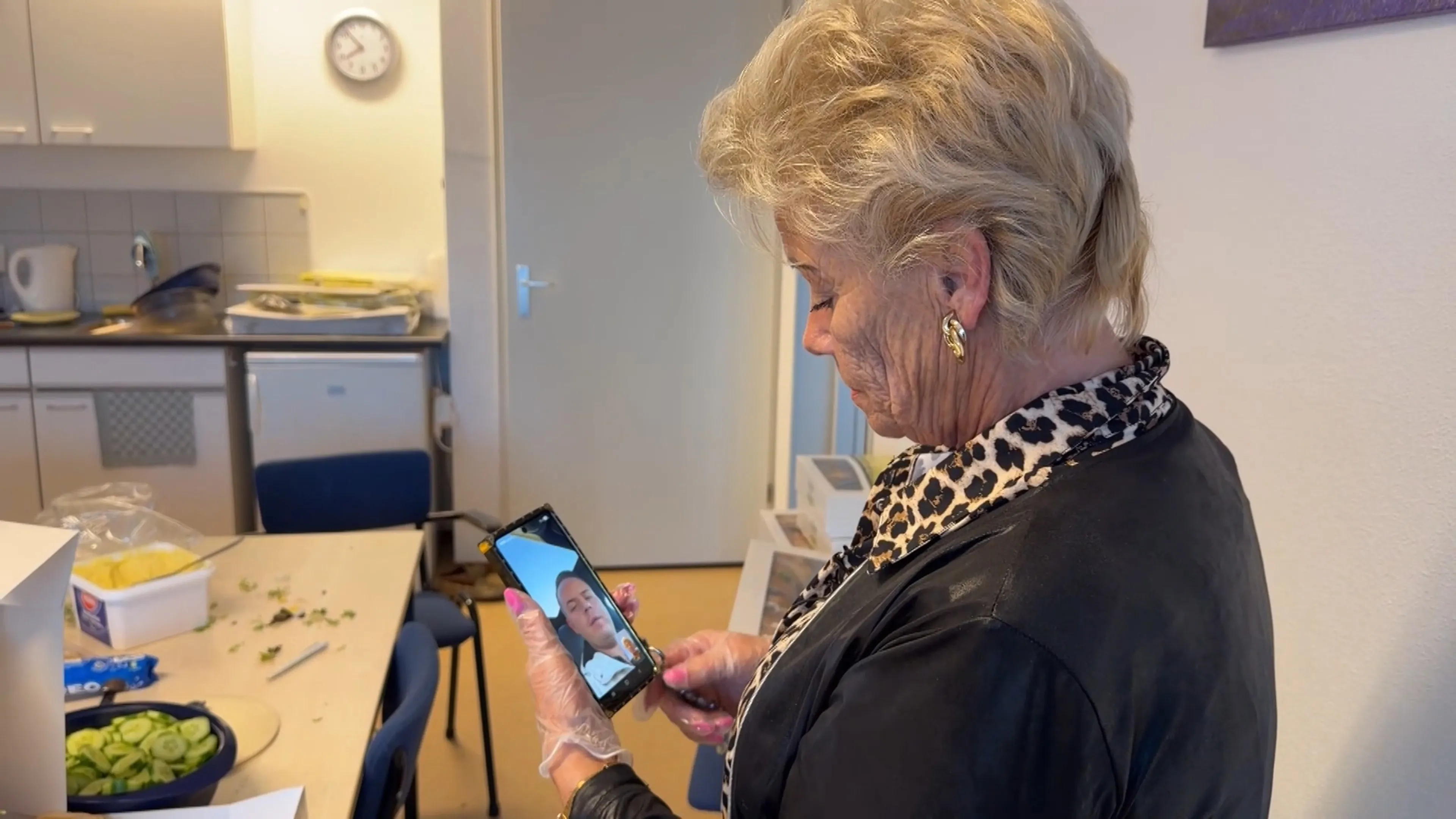 Herma is geïrriteerd door Andy