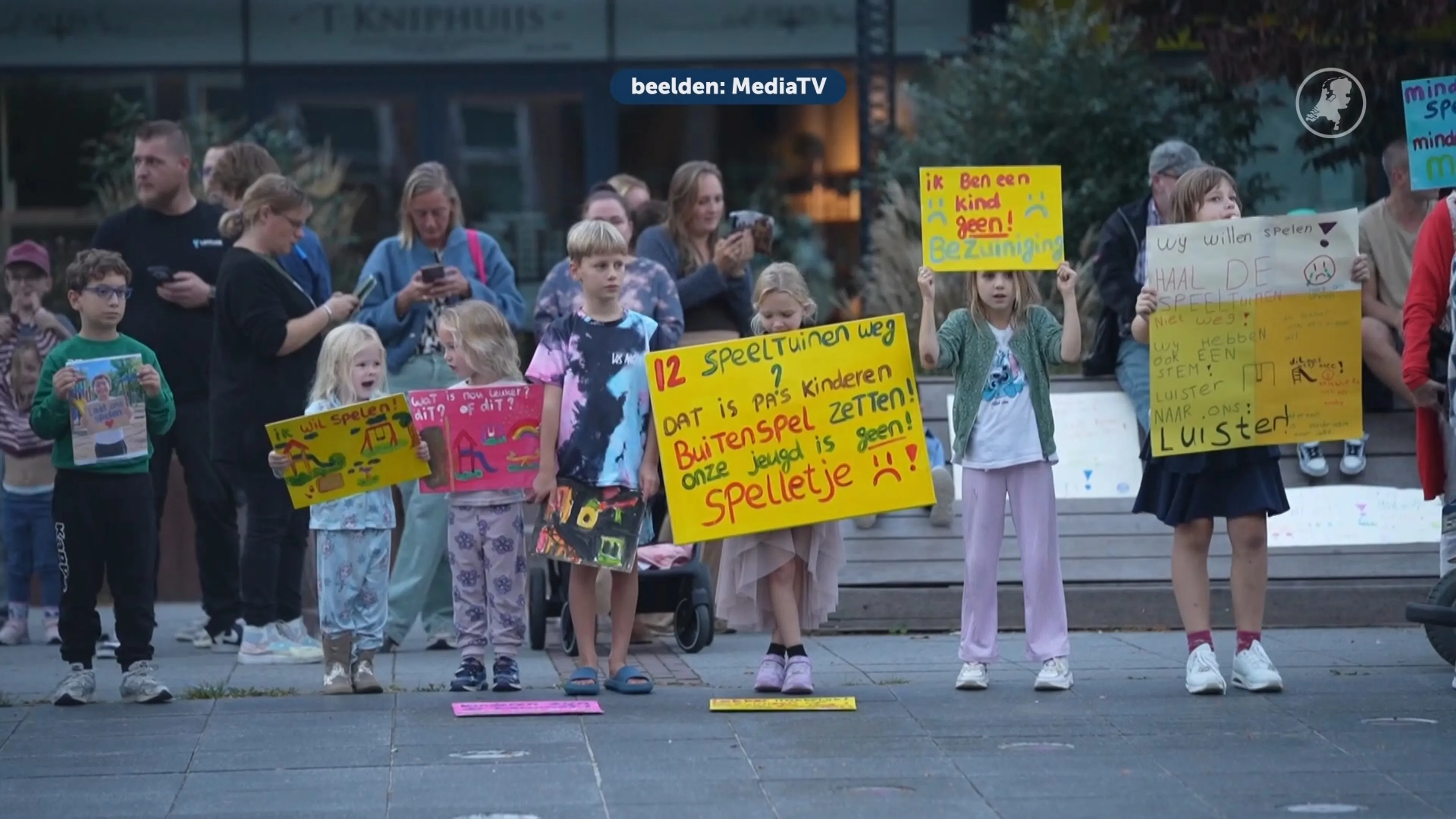Kinderen protesteren tegen verdwijnen speelplekken in Alblasserdam