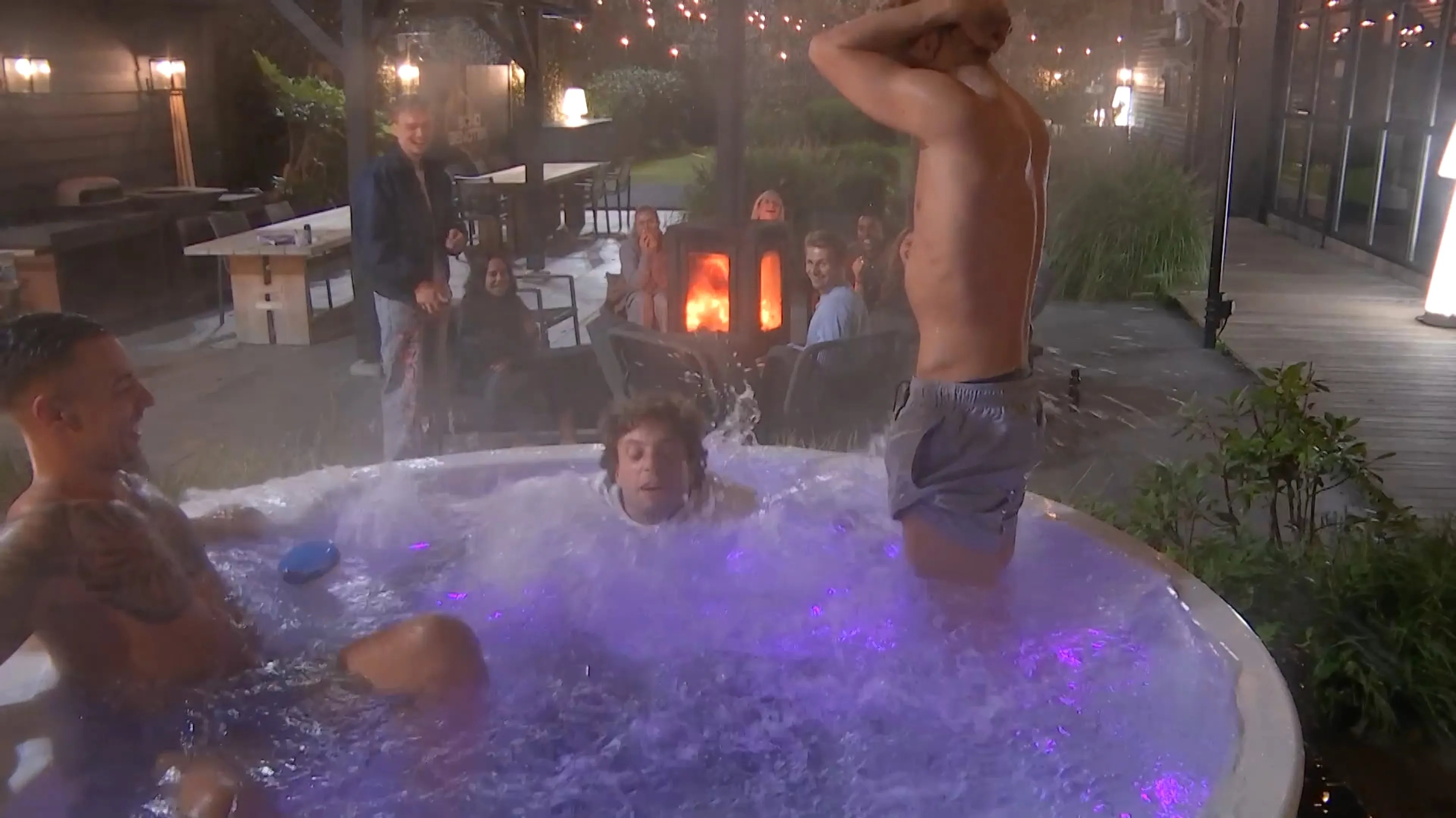 Younes springt met al zijn kleren het bubbelbad in!