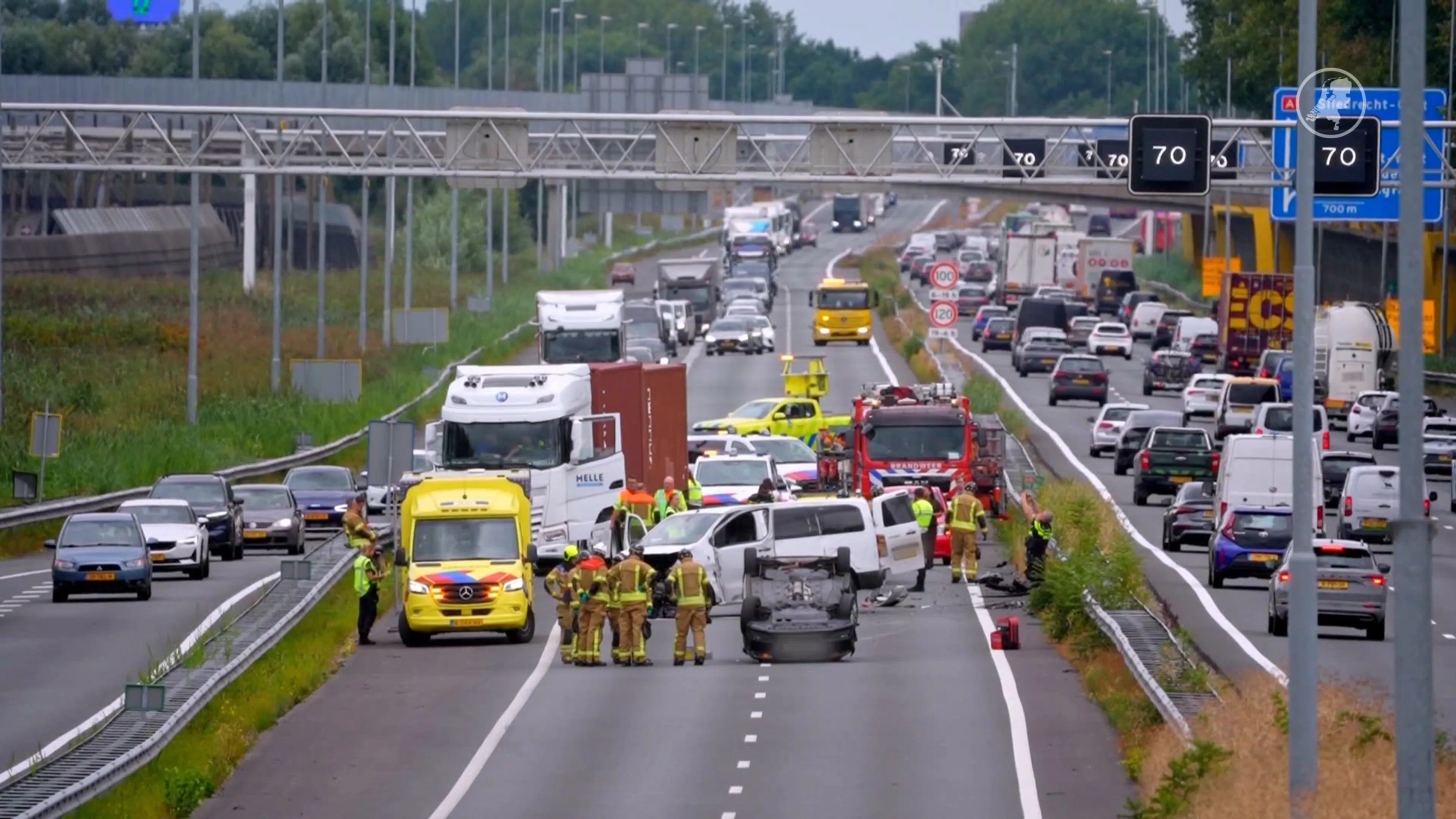 A15 richting Rotterdam dicht na ongeluk bij Papendrecht