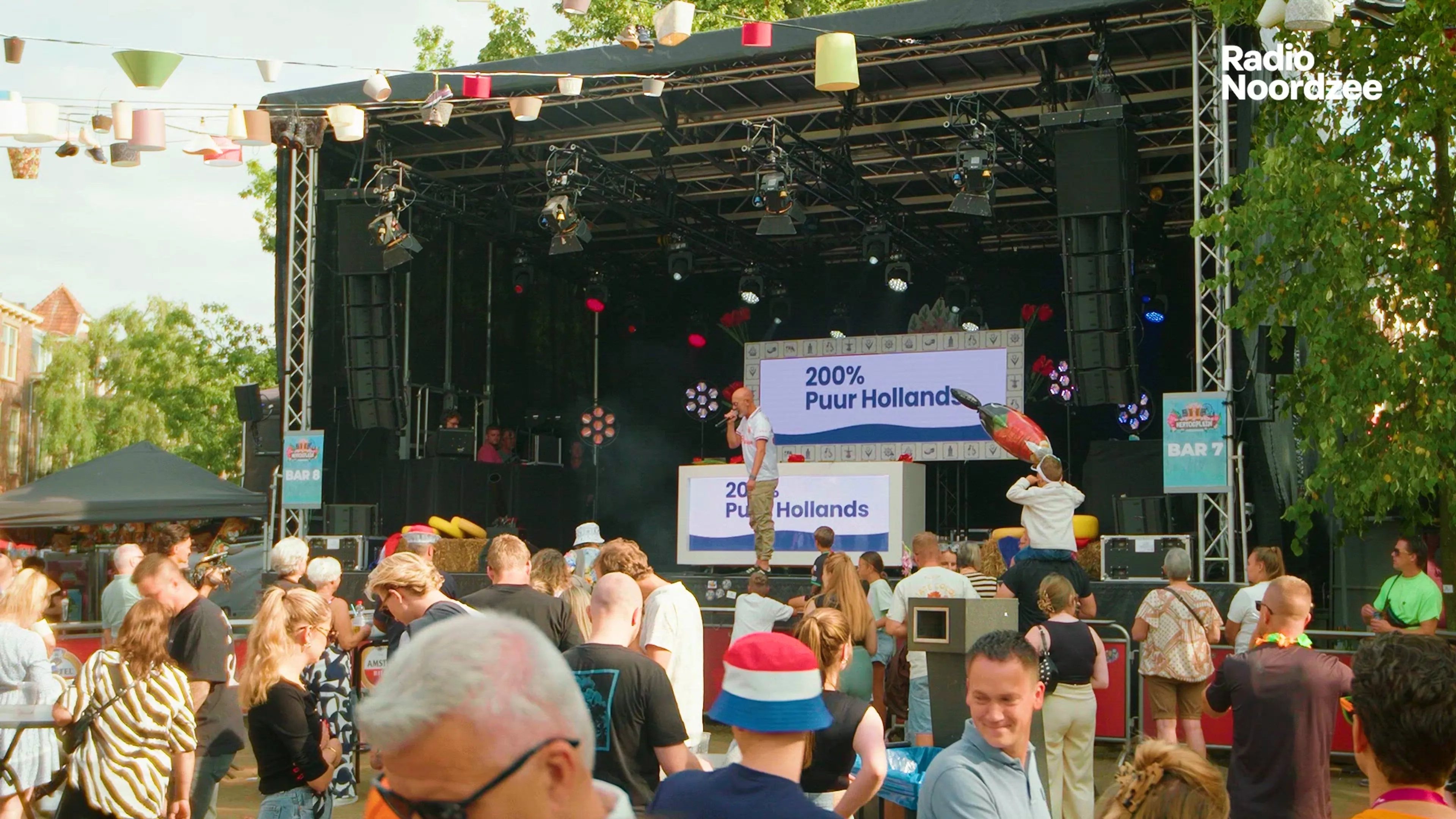 Bennie Solo & Zanger Alex zingen 'Een Bossie Gladiolen' op de Vierdaagse