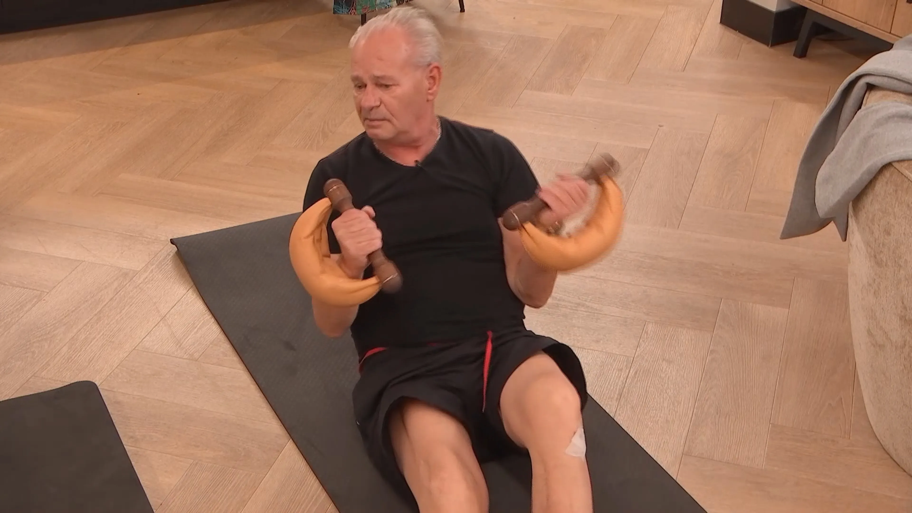 Arie geeft de dames even een kort sportlesje!
