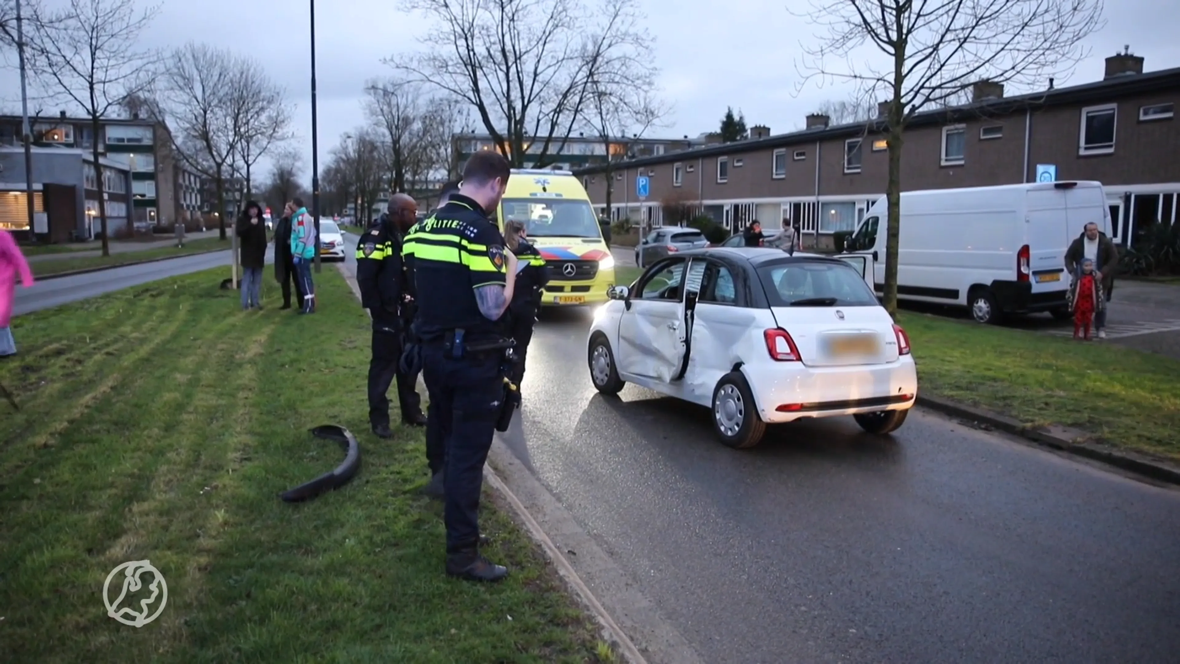 Twee gewonden bij ongeluk in Apeldoorn, bestuurder uit wrak bevrijd