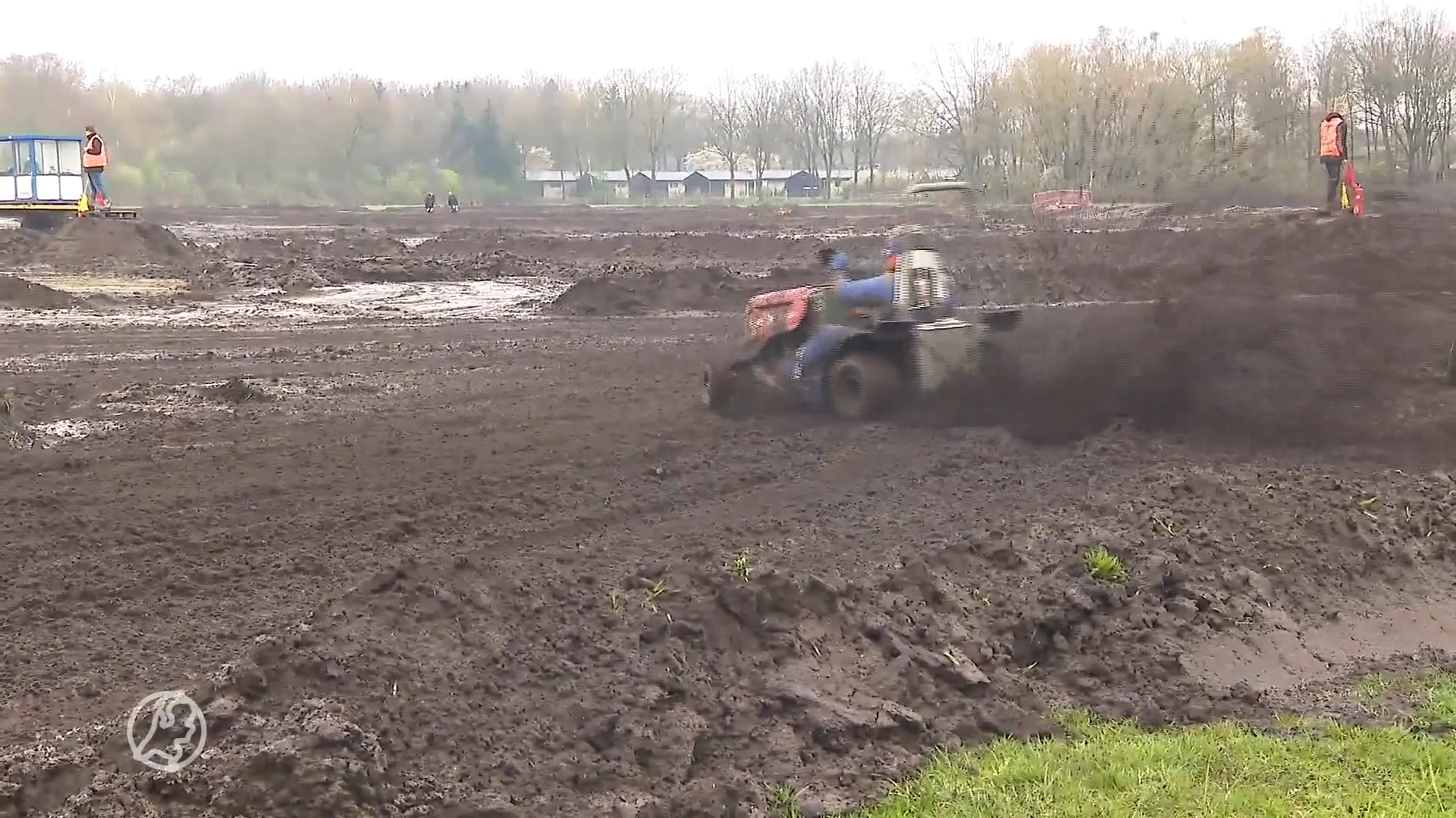 Deze grasmaaiers racen dwars door modder: 'Gaat harder dan honderd kilometer'
