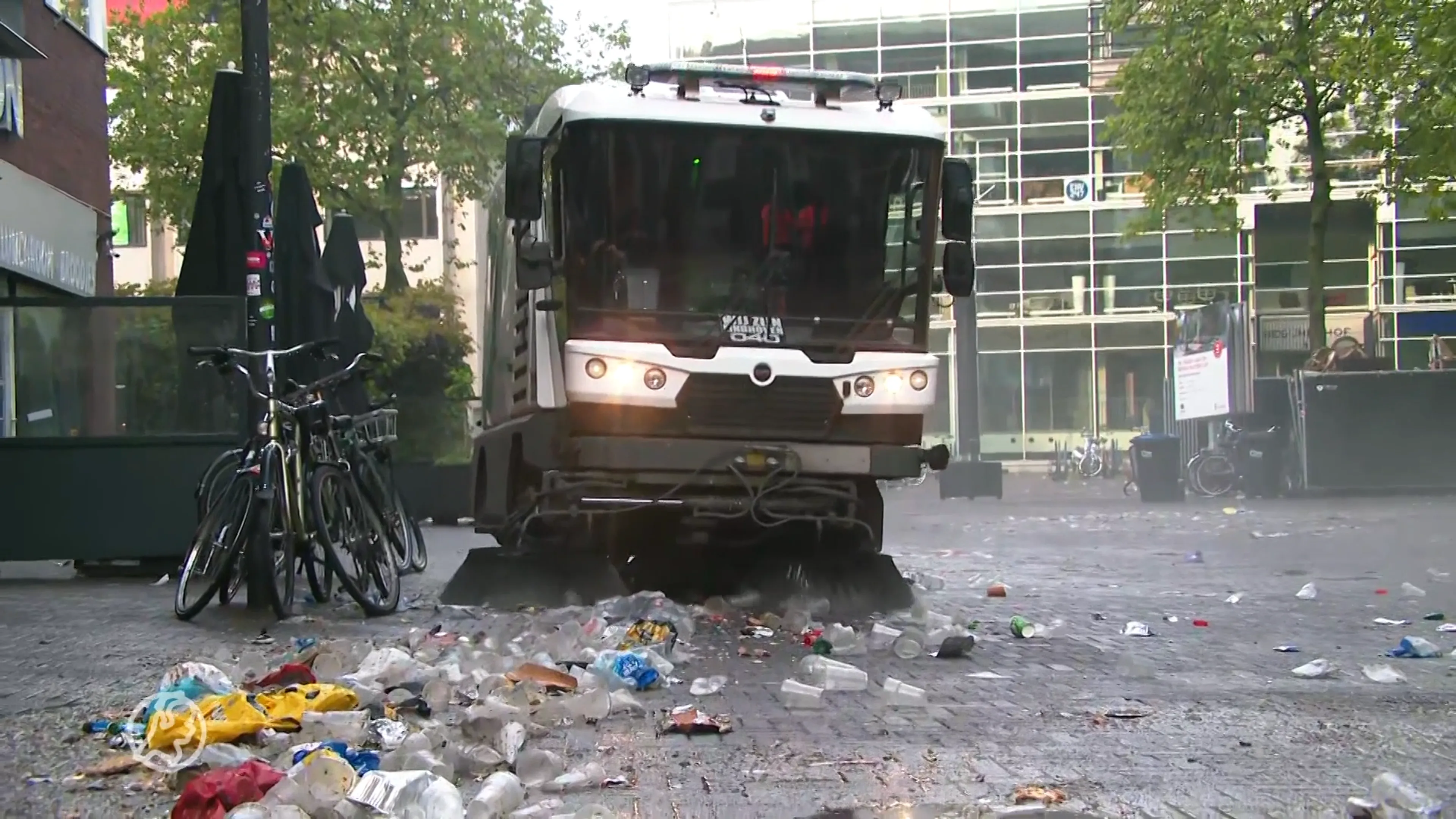 Stadsreinigers maken Eindhoven weer blinkend schoon na PSV-huldiging