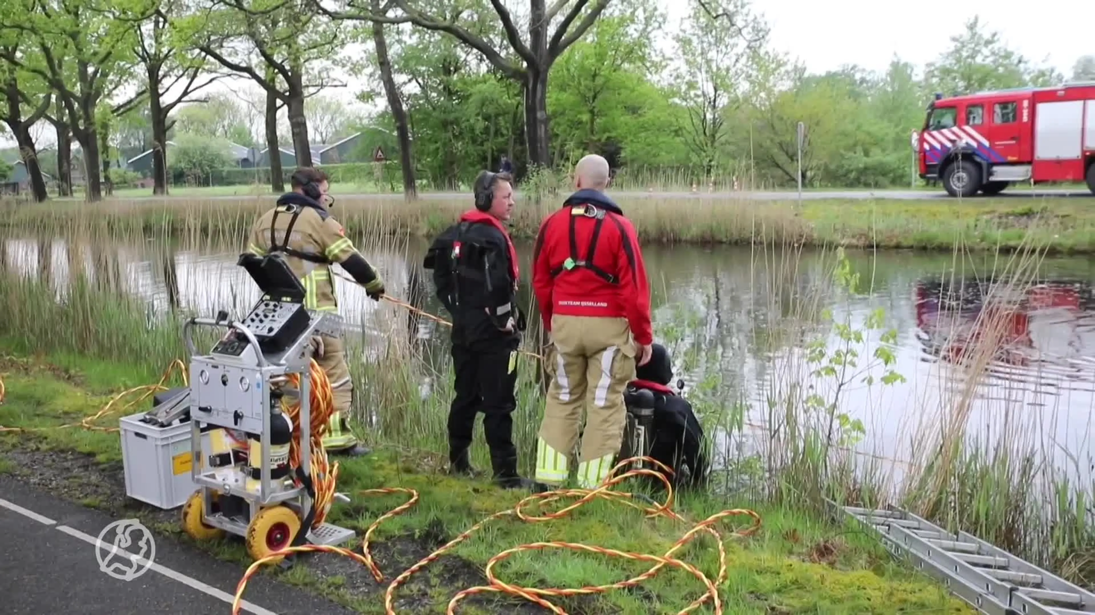Auto te water, bestuurder zoek