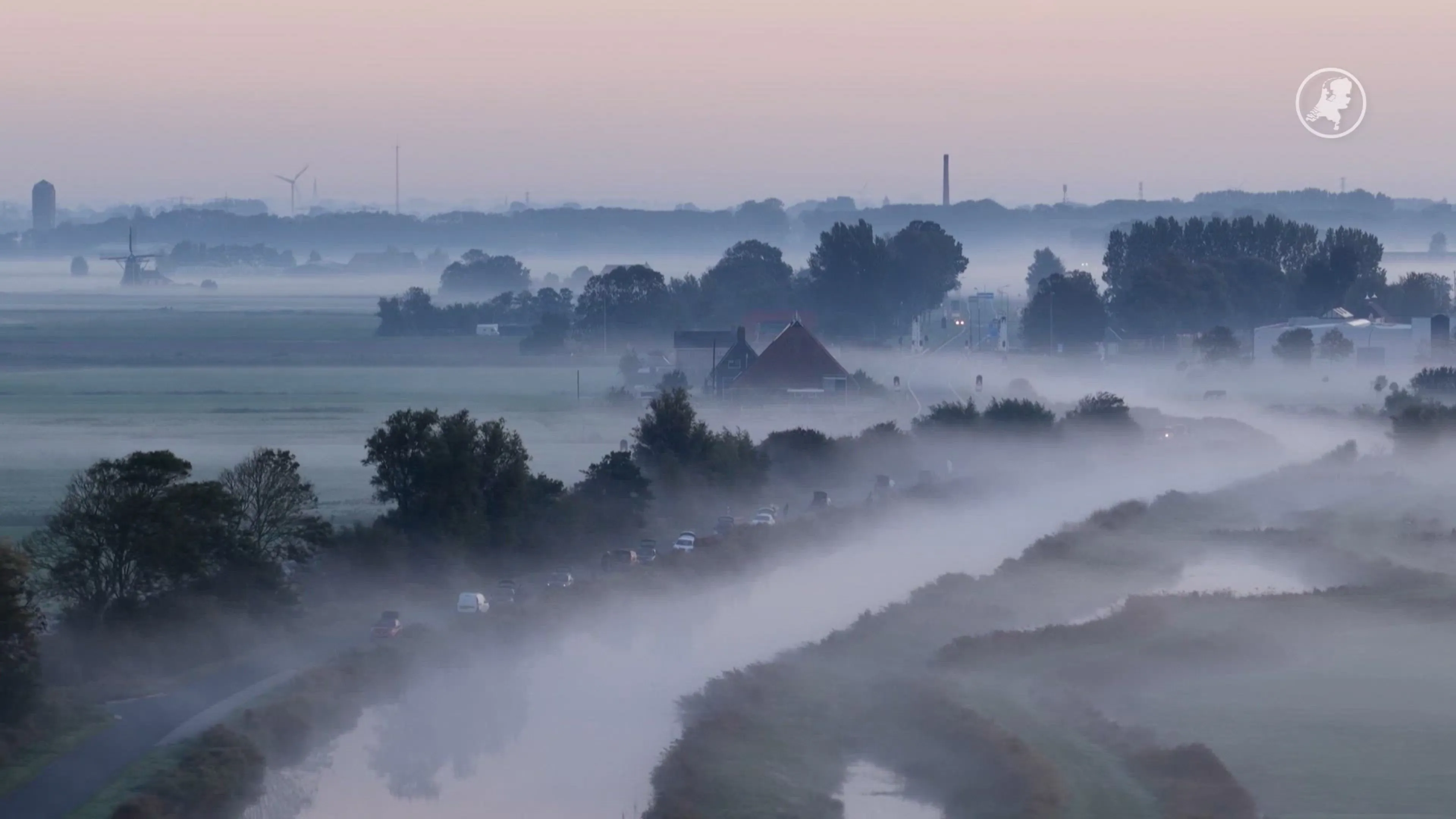 ZIEN: Magisch mistige zonsopkomst in Friesland