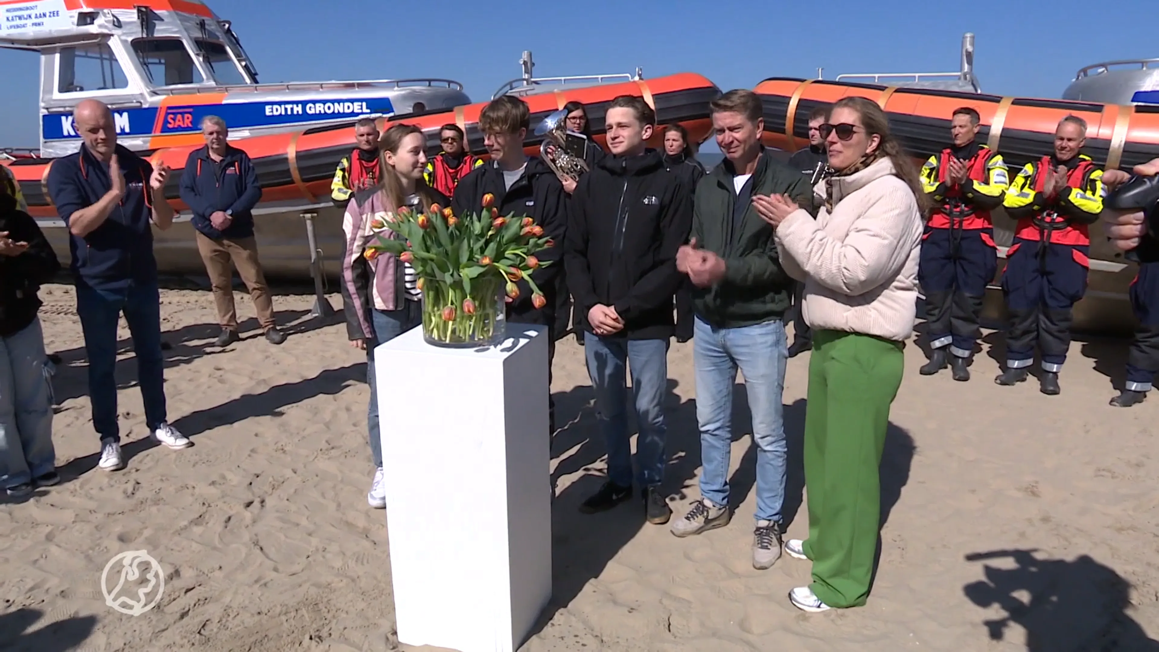 Broers en zus omgekomen Tara (12) dopen tulp voor slachtoffers op zee