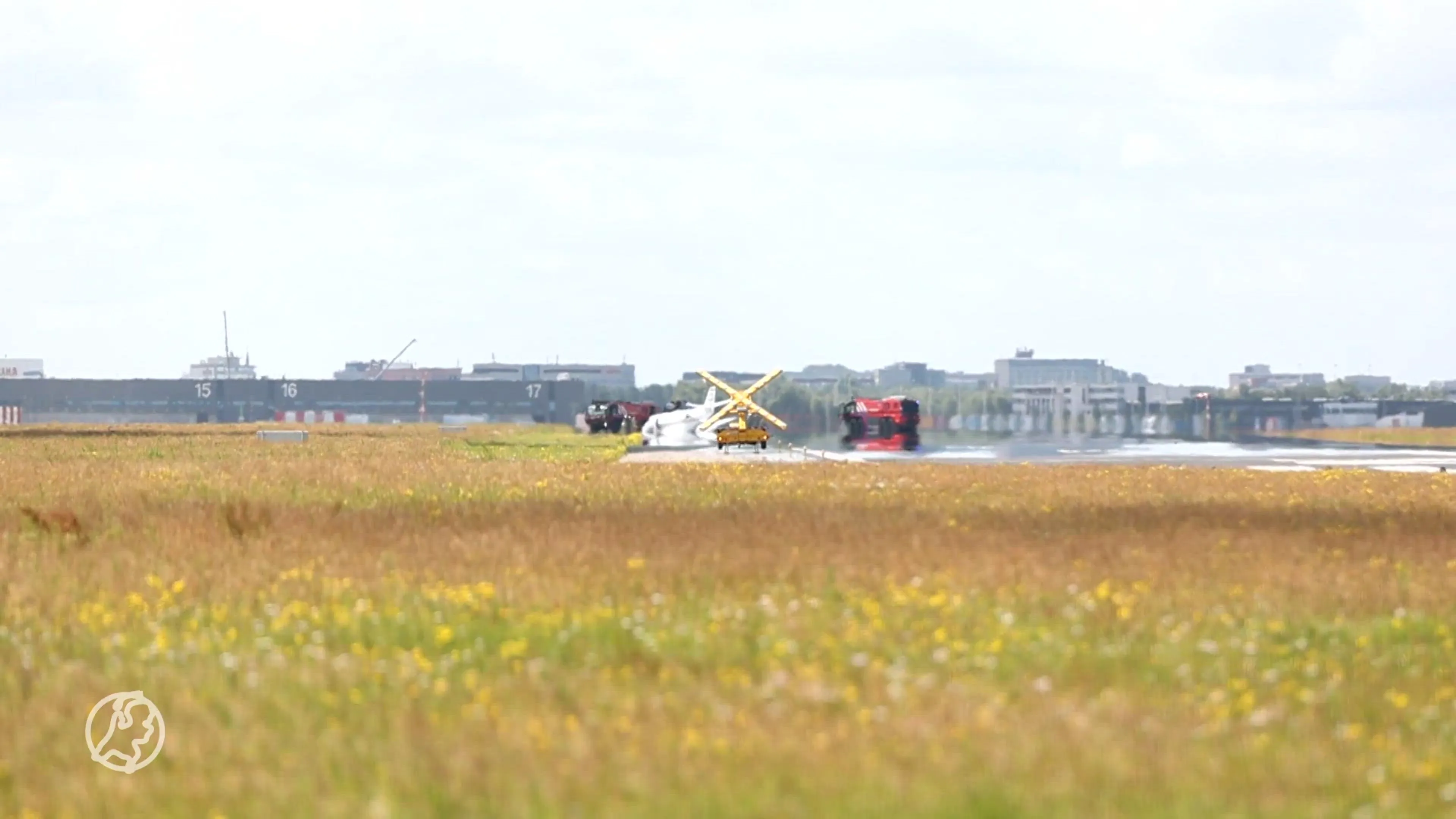 Privé-vliegtuigje schiet van landingsbaan Schiphol