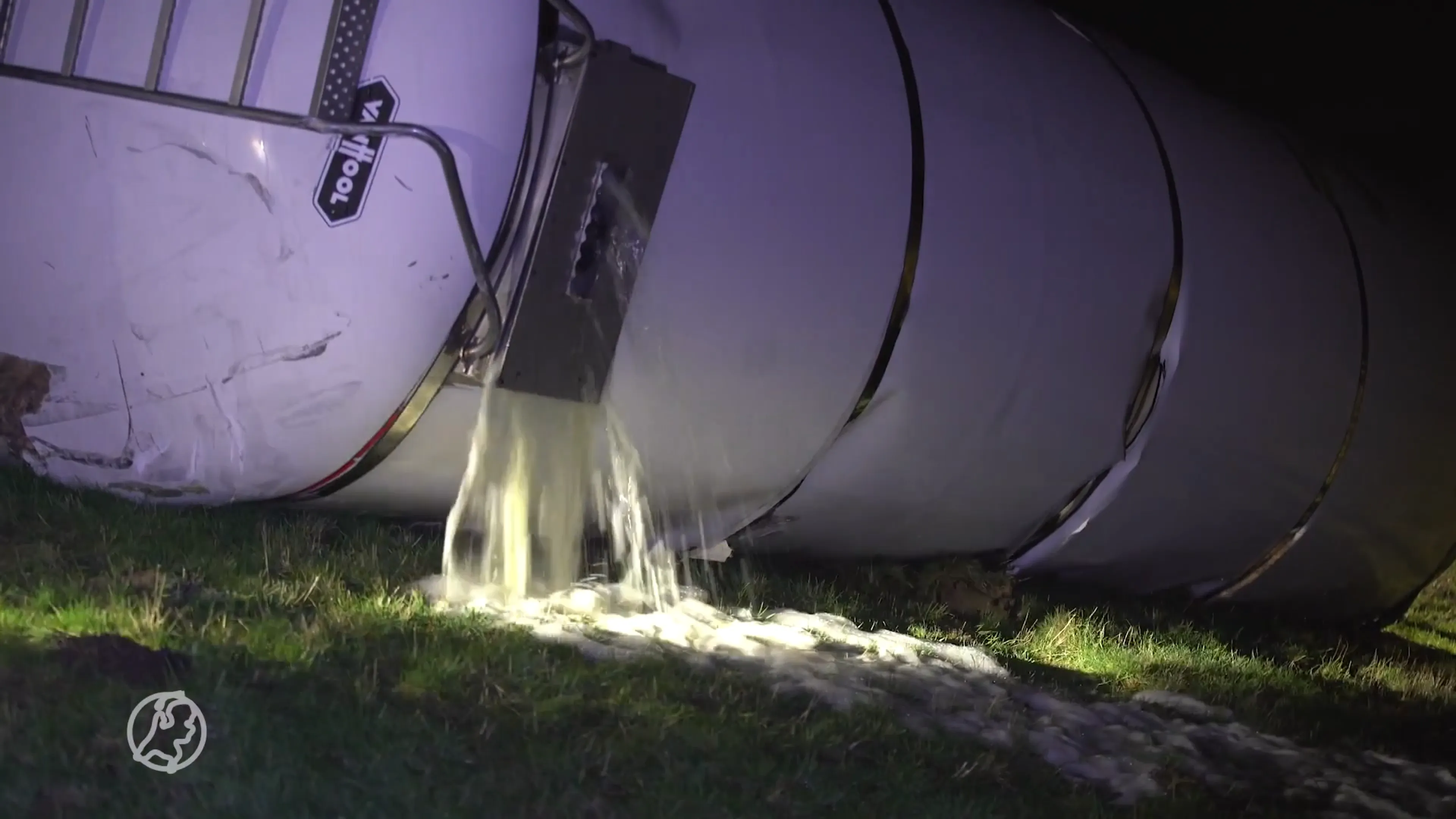 Melk stroomt over weg nadat tankwagen kantelt