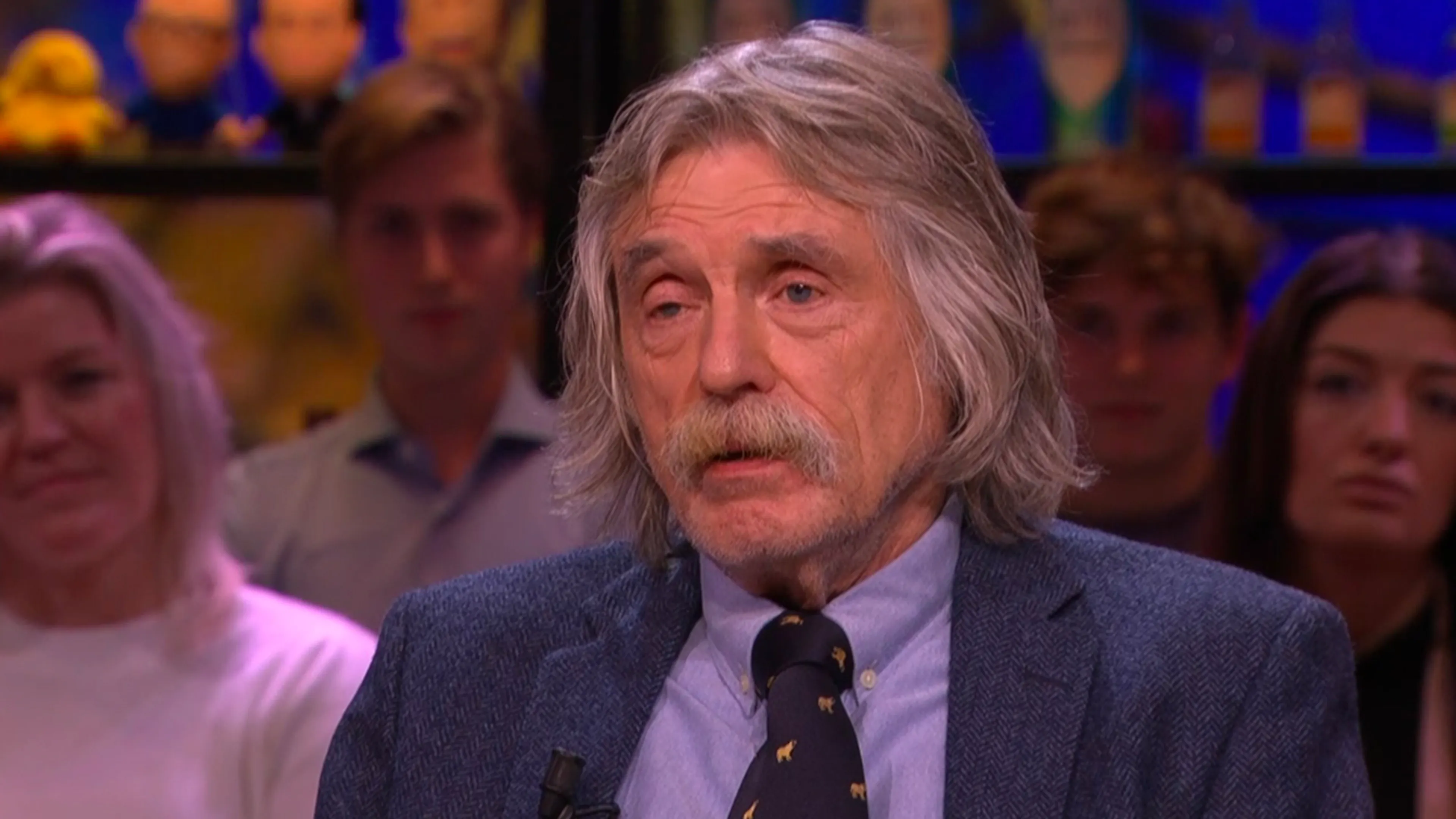 Johan moet maar twee mensen voor zich dulden in Media100: ‘Wat doen die koekenbakkers?!