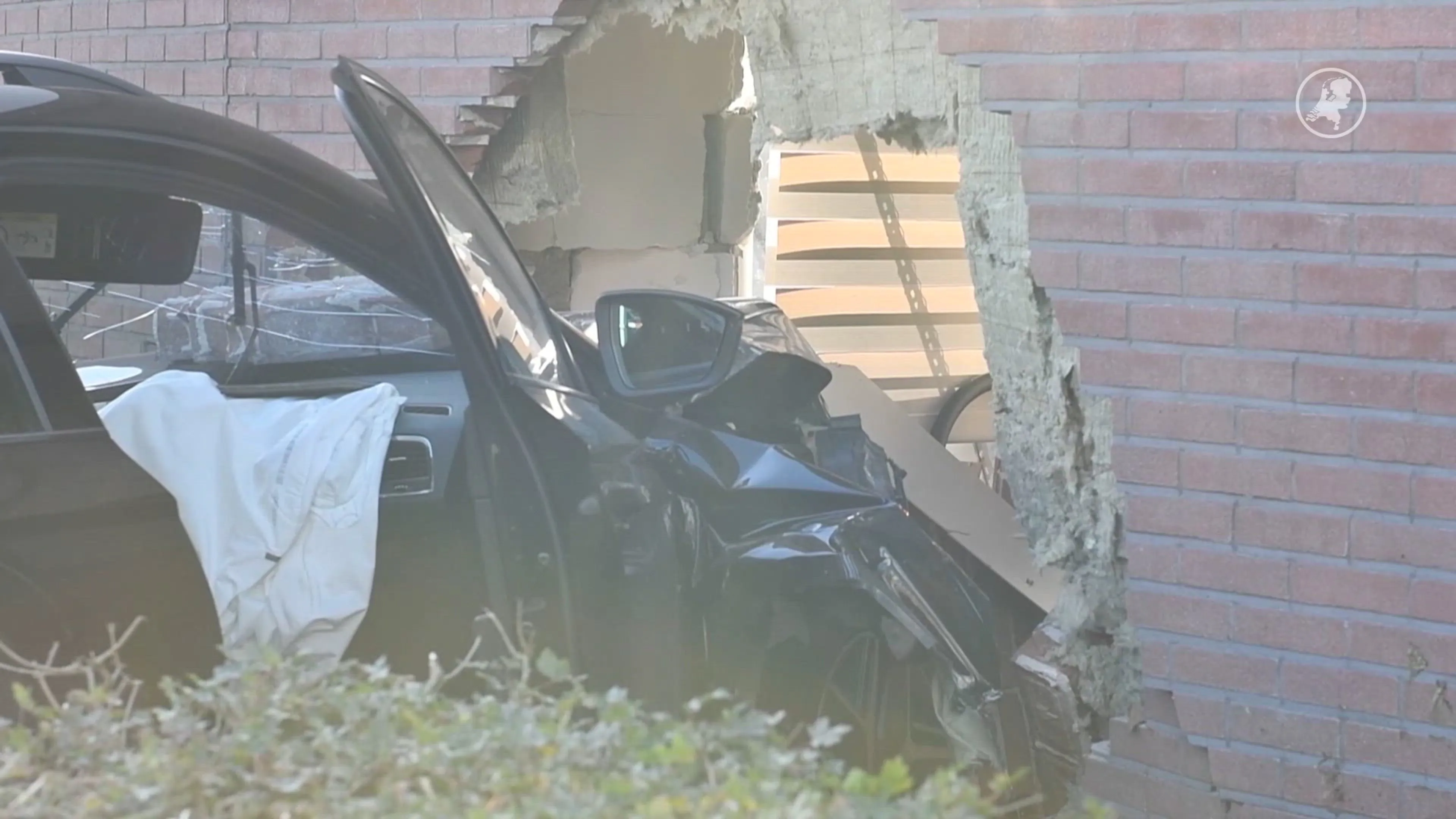 Auto knalt door muur in Vroomshoop, zeker één persoon gewond