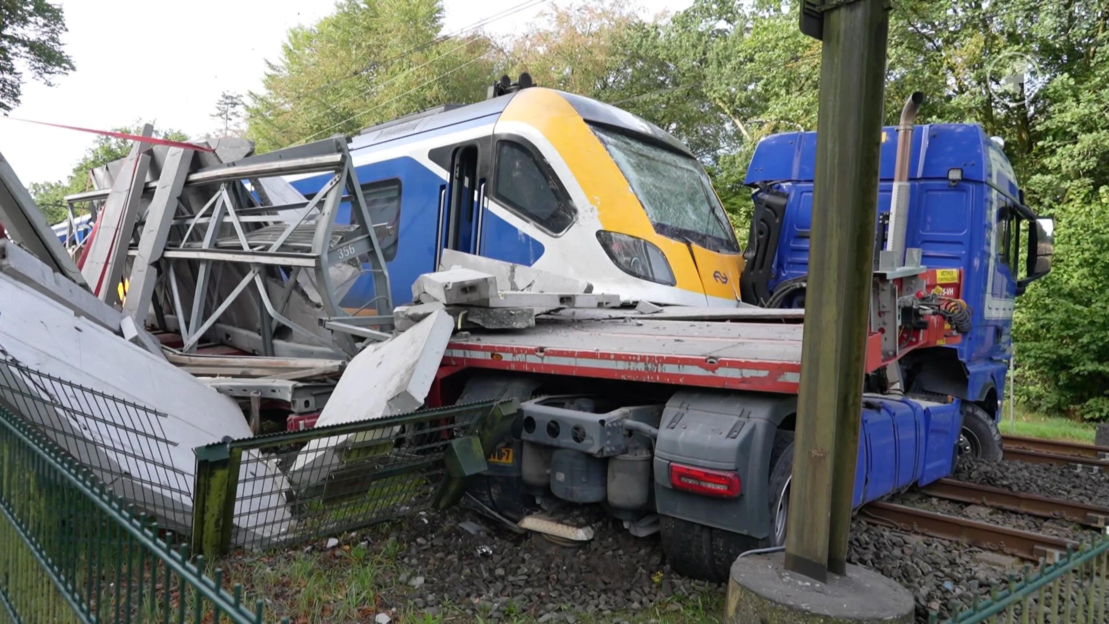 Trein botst op vrachtwagen in Ermelo
