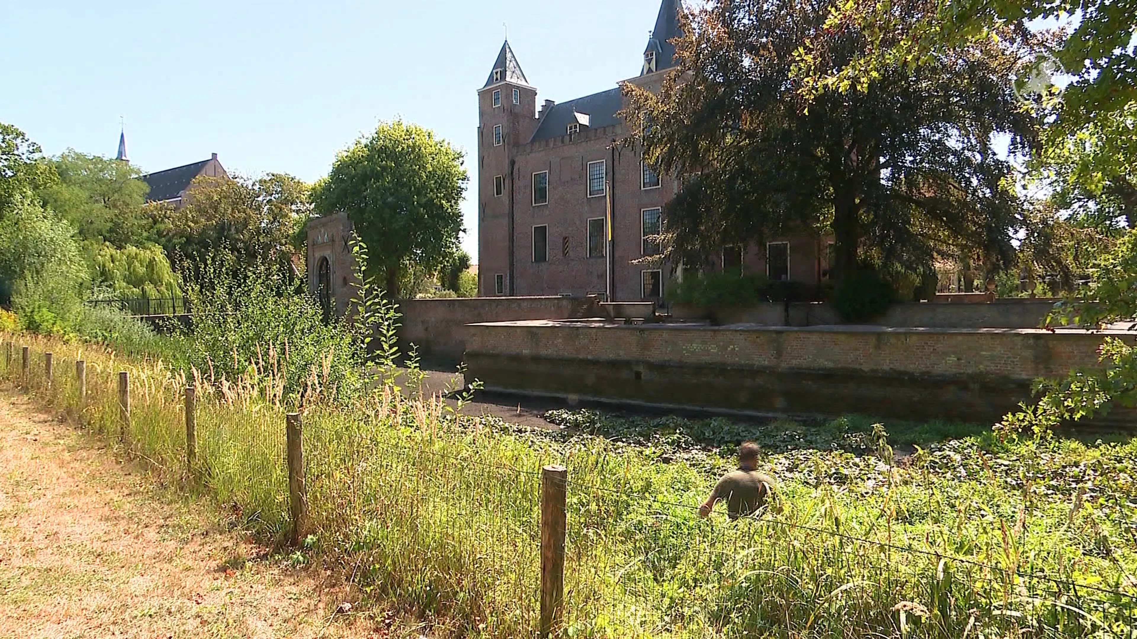 Wandelen door drooggevallen slotgracht? 'Nergens goed voor'
