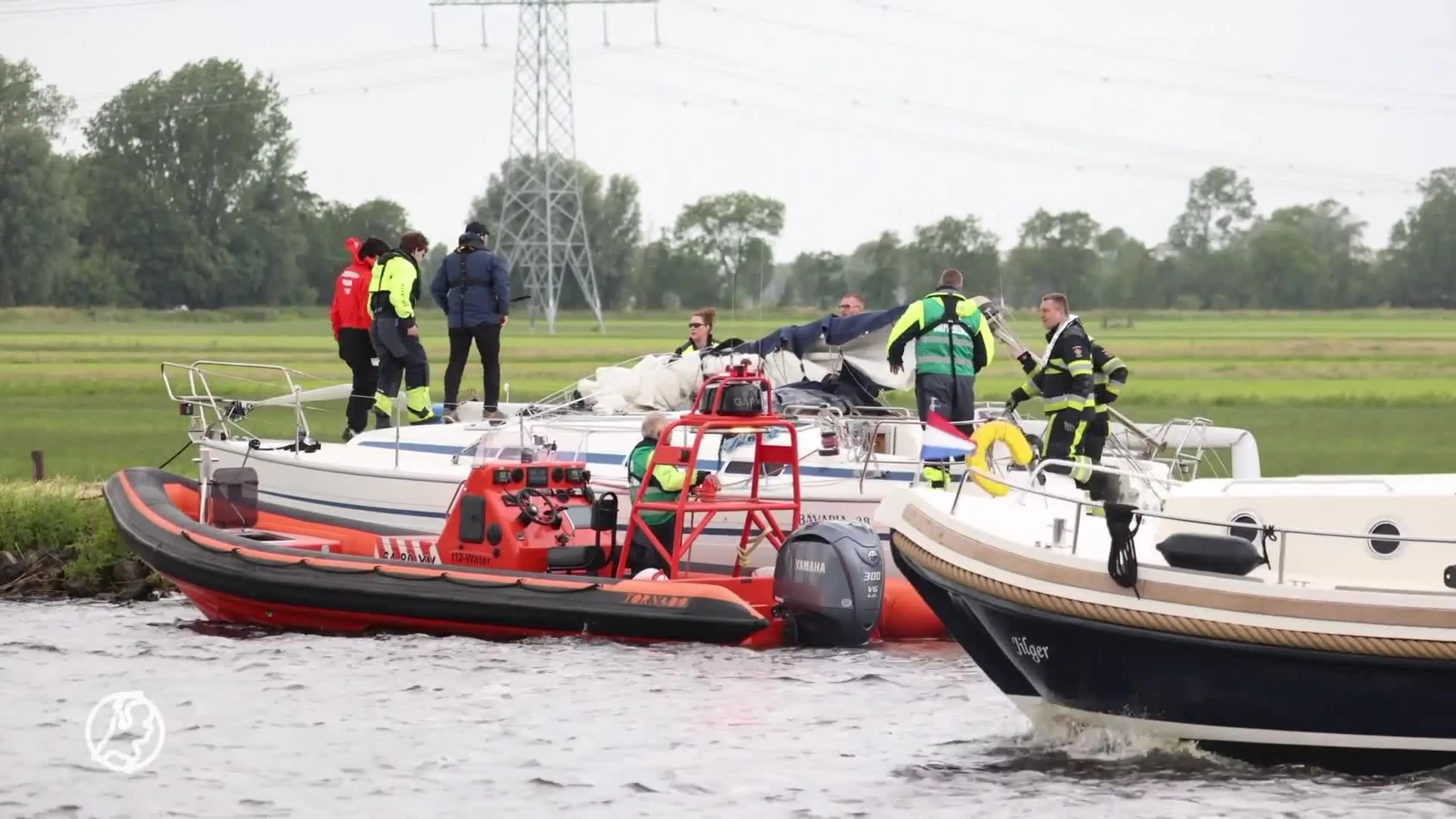Zeilboot ramt spoorbrug bij Grou, twee gewonden