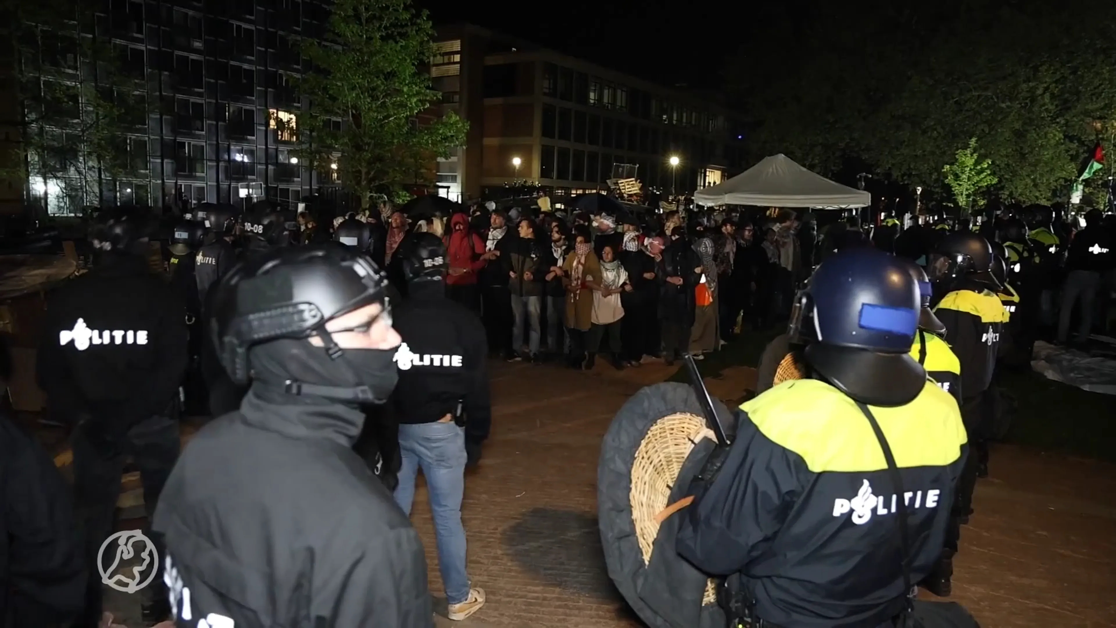 Politie ontruimt protestkamp UvA, 125 demonstranten opgepakt