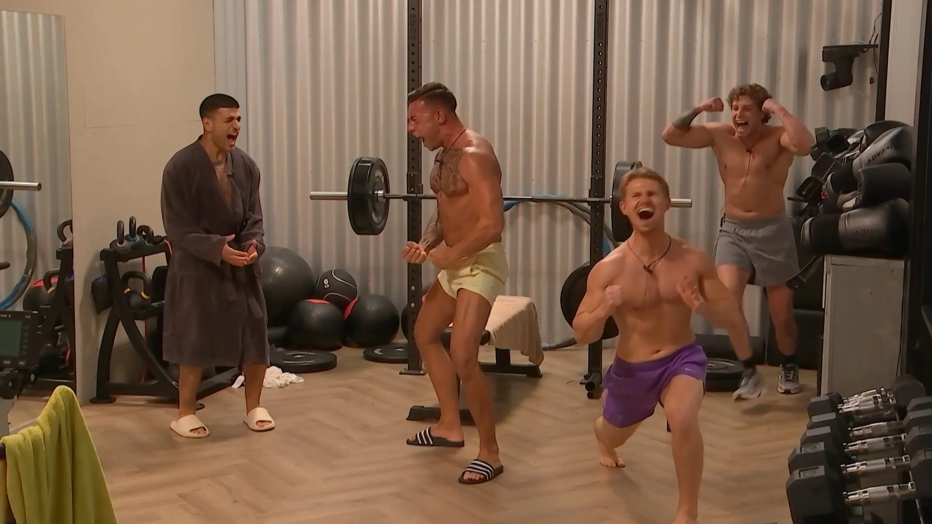 De mannen worden wild tijdens het gymmen: 'LET'S GO, CHEST DAY!'