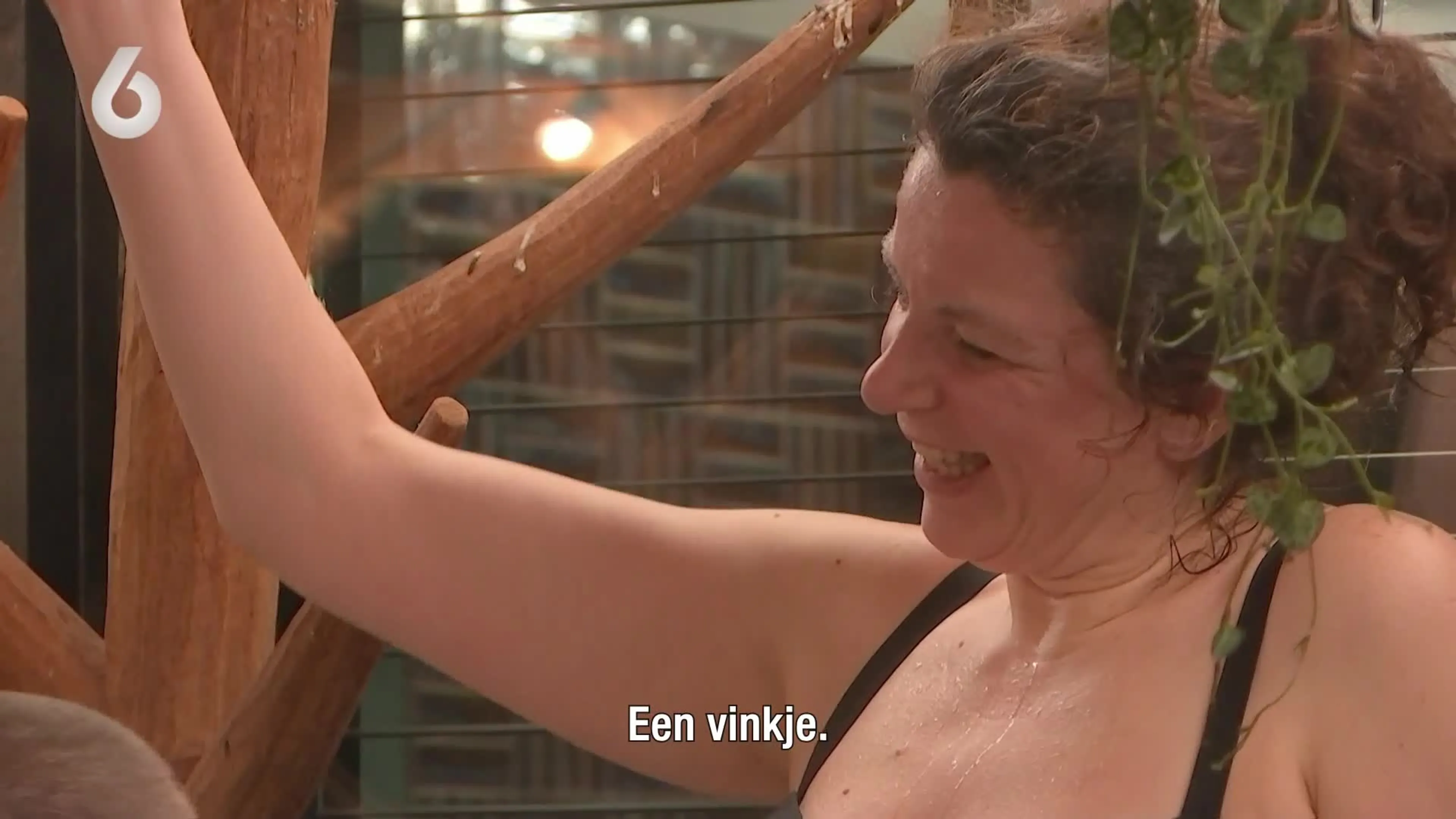 Wieger likt buik van date in Lang Leve de Liefde
