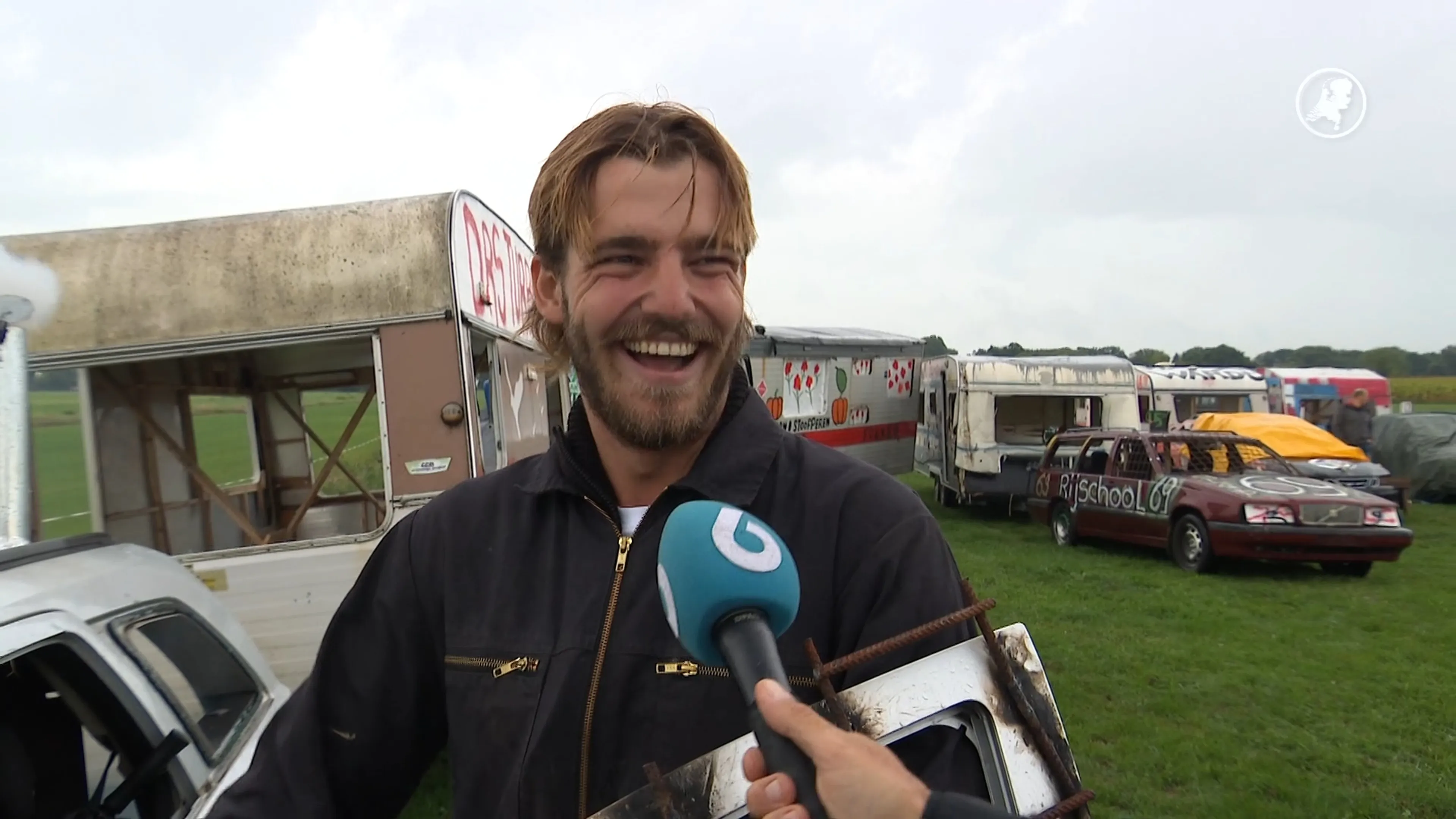 ZIEN: Zo blijft er weinig over van caravans tijdens race in Eemnes