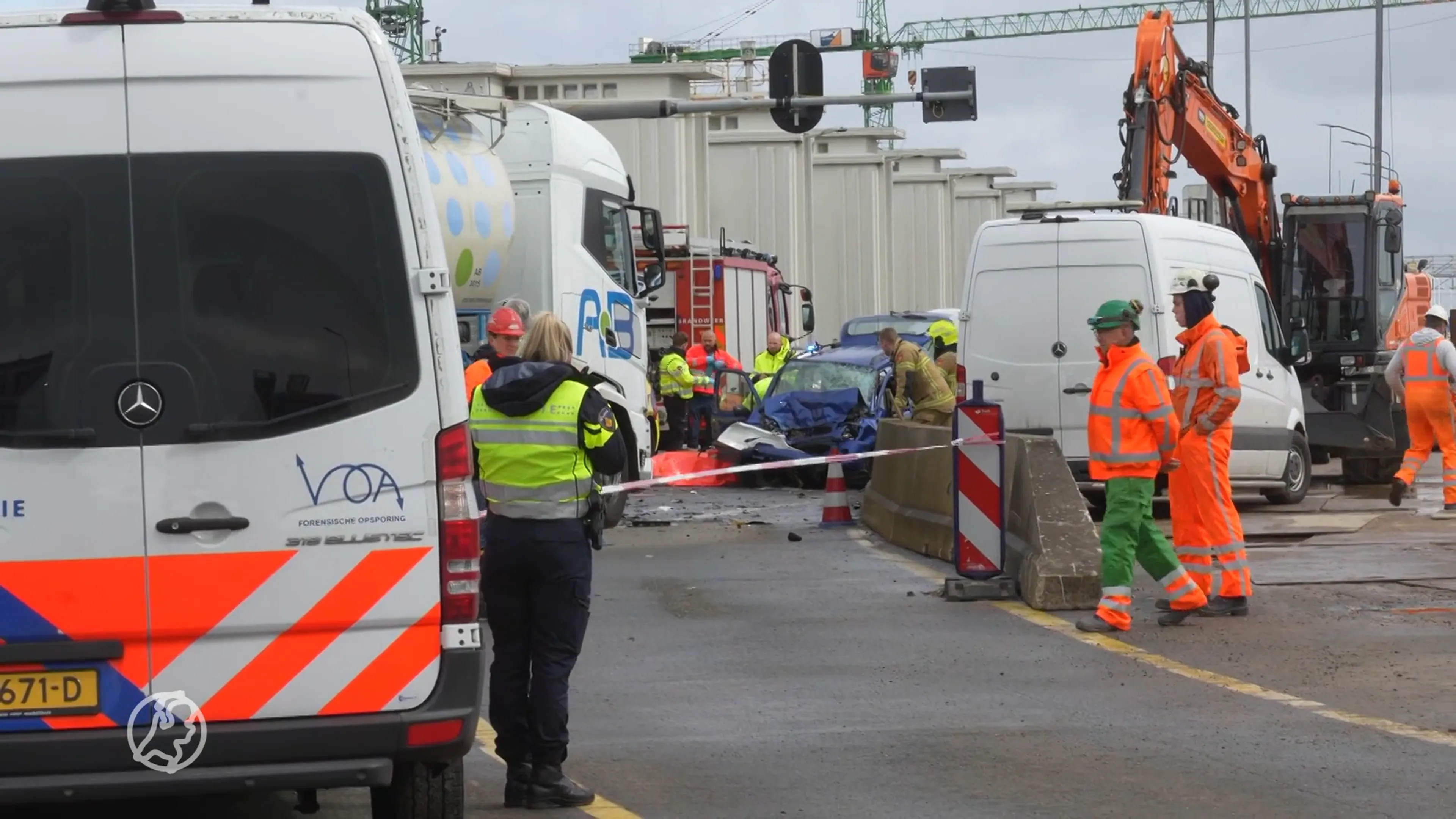 Dode bij zwaar ongeluk met tankauto, Afsluitdijk uren dicht