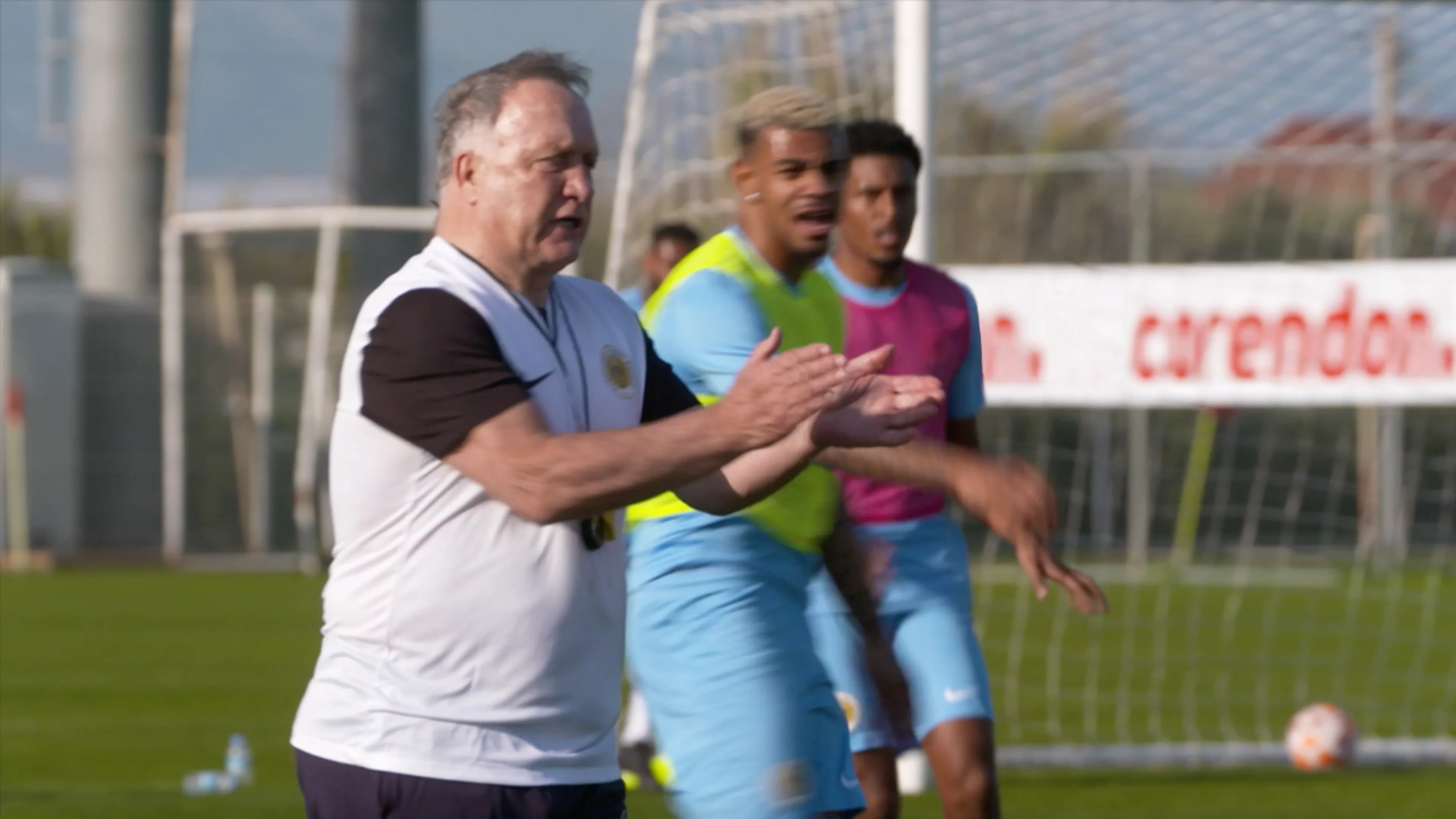 Dick Advocaat bloedfanatiek op trainingskamp Curaçao in Turkije: 'JAAG OP DAAR!'