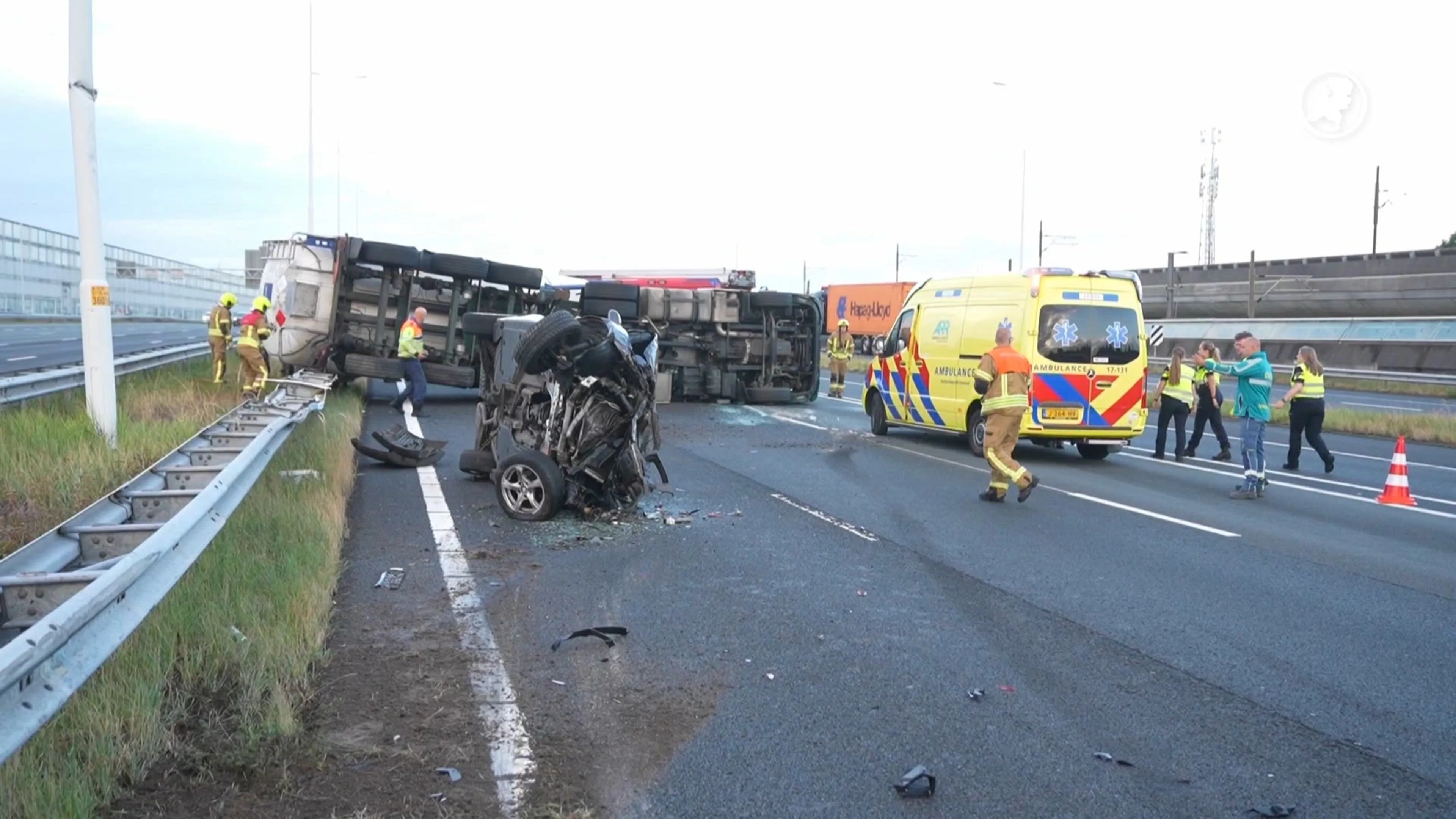 Gewonde door ongeluk met geschaarde vrachtwagen op A15
