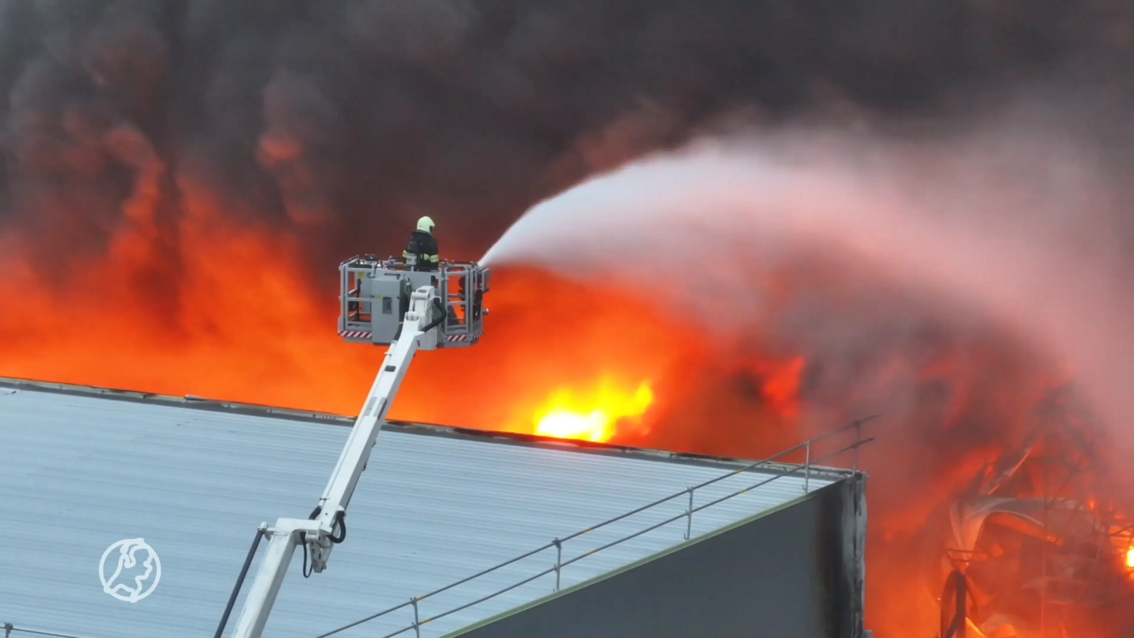 Dronebeelden van een grote uitslaande brand in Harlingen