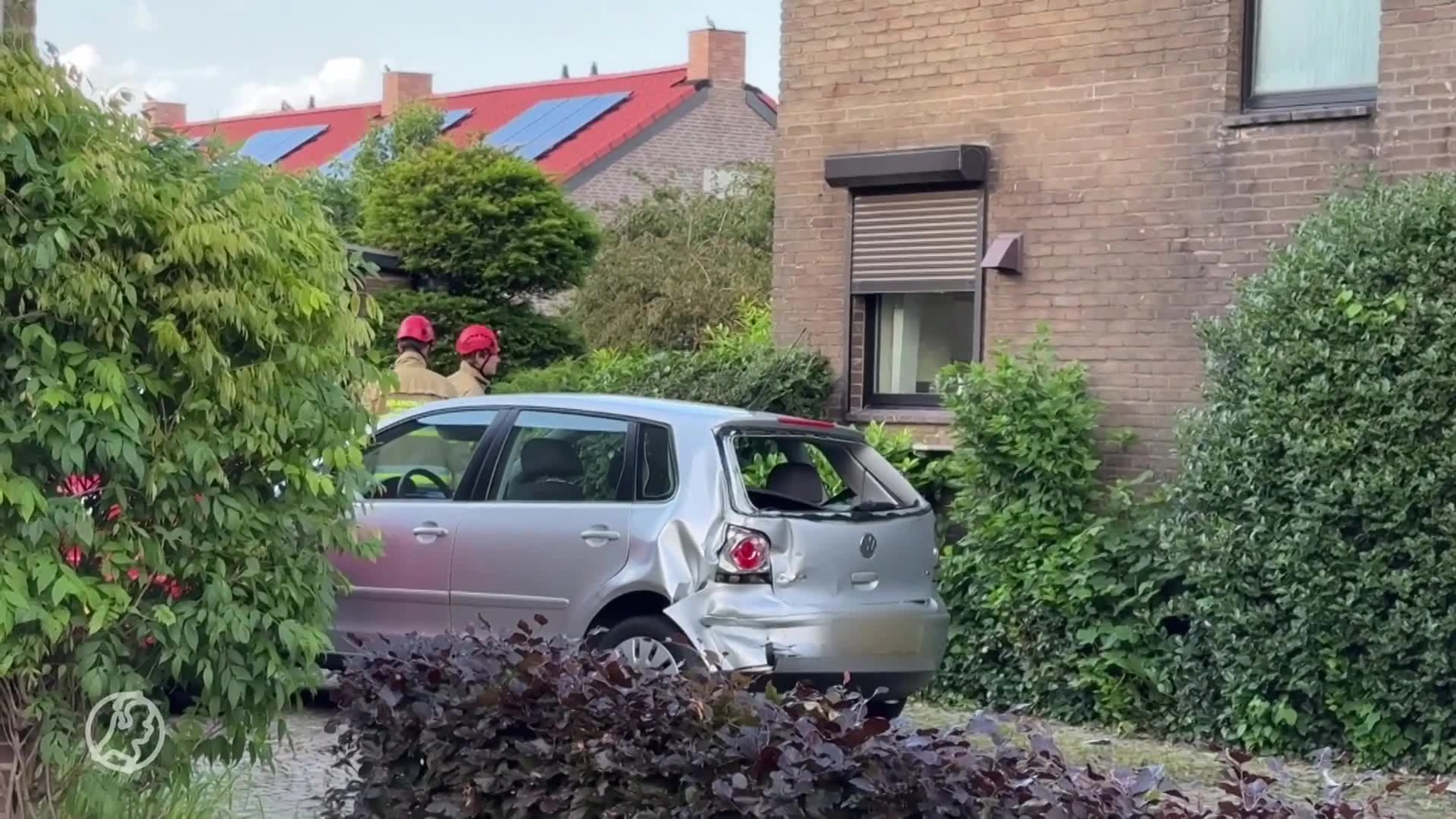 Vrachtwagenchauffeur verliest controle over stuur en botst op gevel van woning