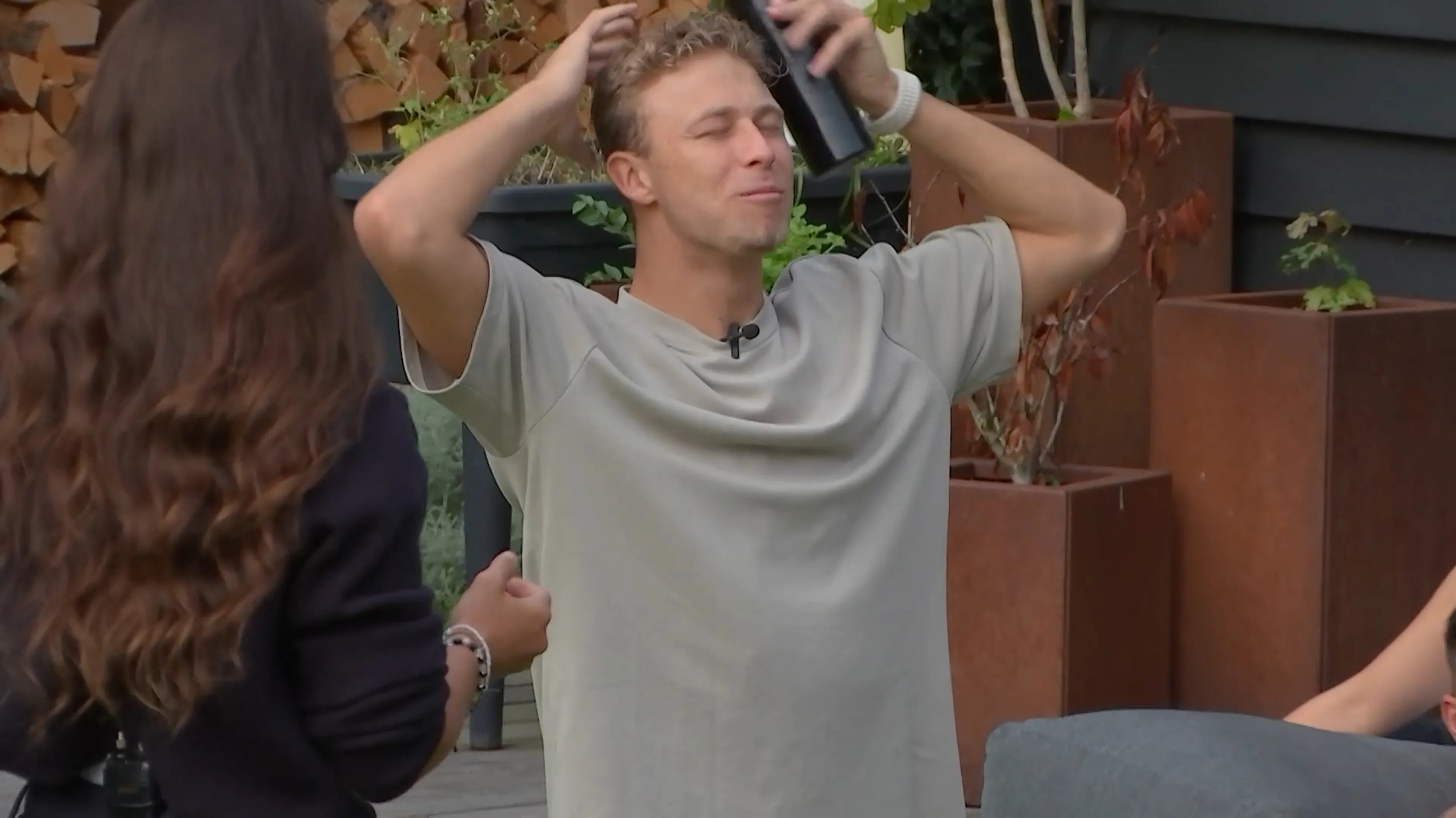 Joshlyn geeft Sem een hapje van haar eten: 'Kom nou!'